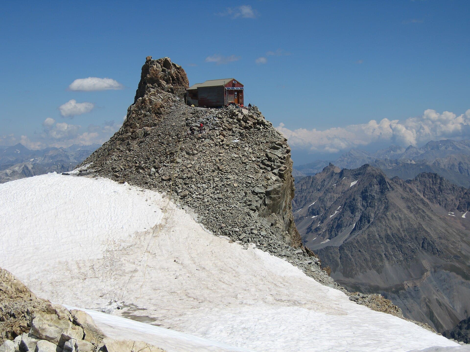 Refuge de l'Aigle (via Wikimedia Commons, CC BY-SA 3.0)