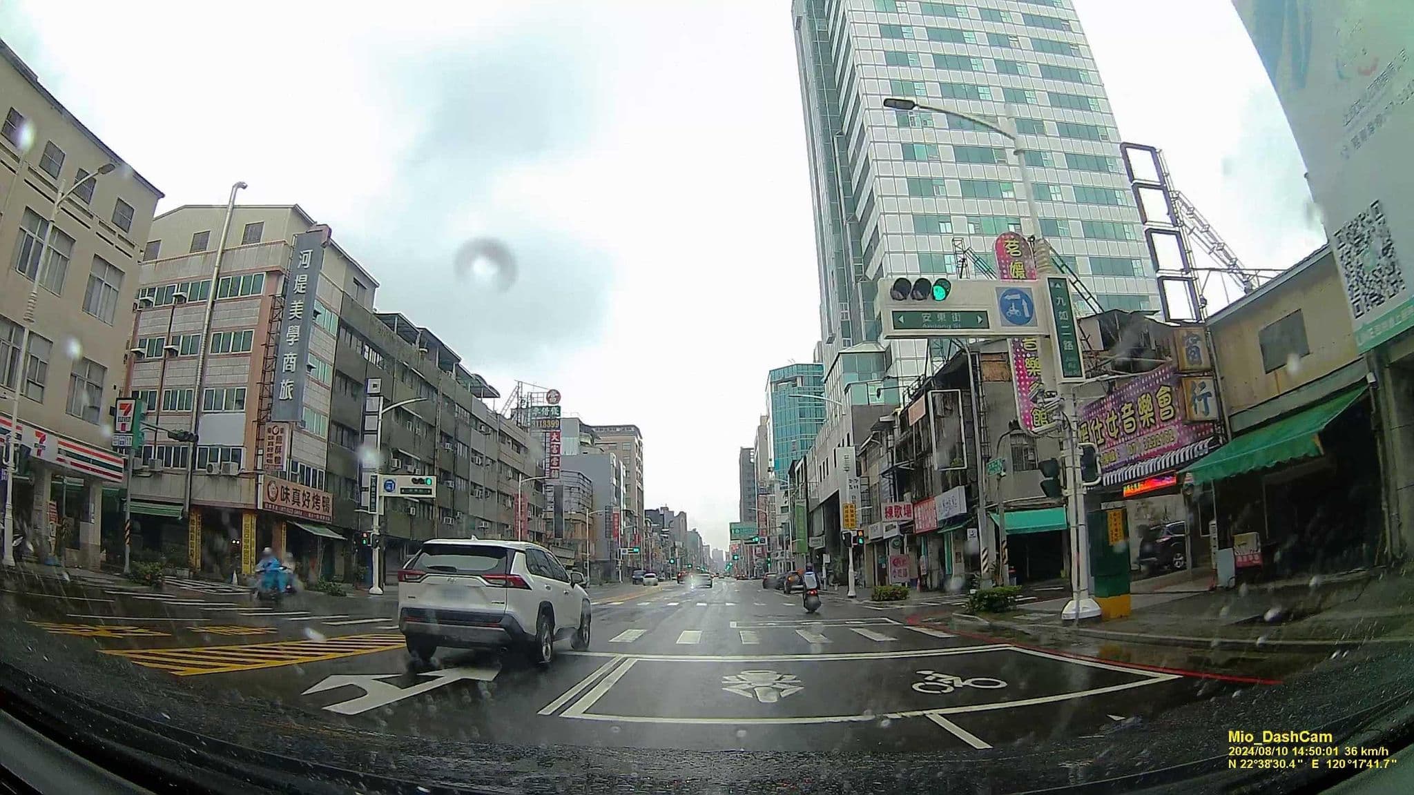 Street view near 金暉商務飯店, Kaohsiung — © hcyen (CC BY-SA · Mapillary)