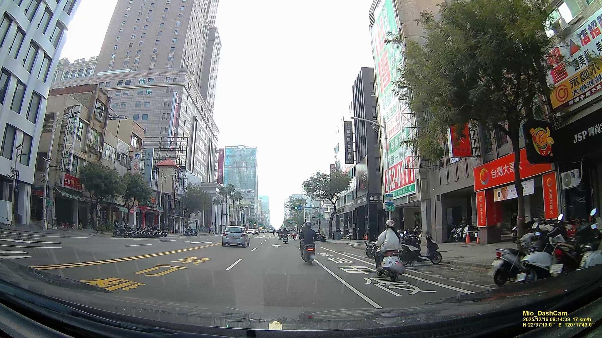 Street view near 漢華飯店 Harmony Hotel, Kaohsiung — © hcyen (CC BY-SA · Mapillary)