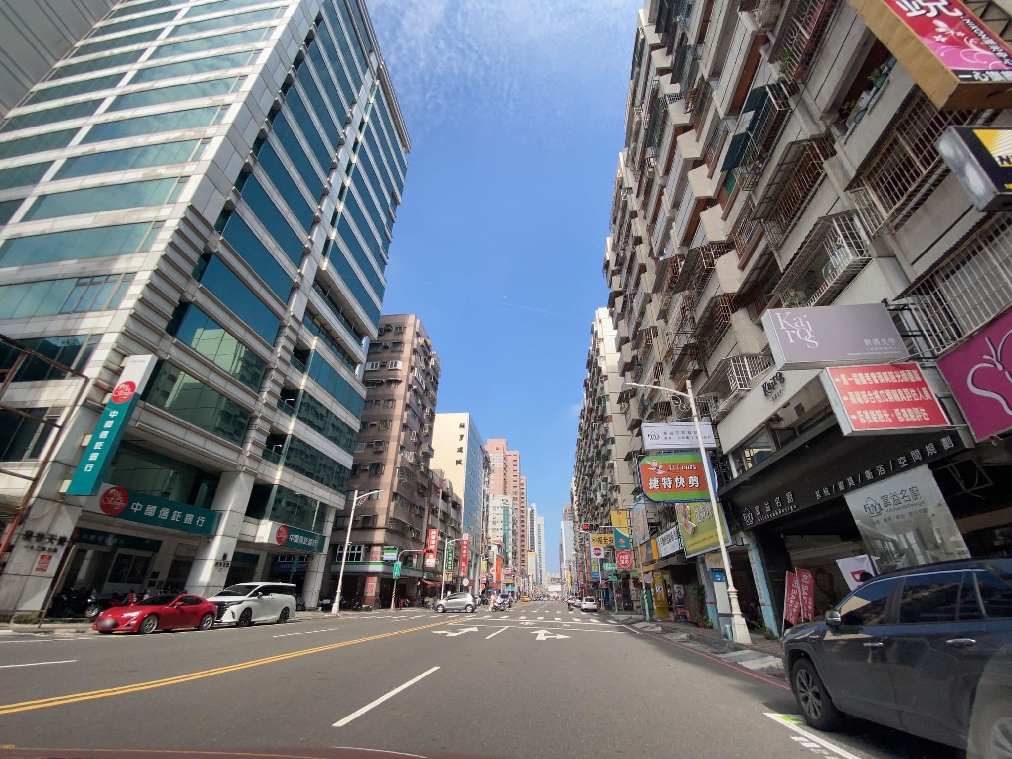 Street view near 高雄巴黎香舍飯店, Kaohsiung — © irvinfly (CC BY-SA · Mapillary)