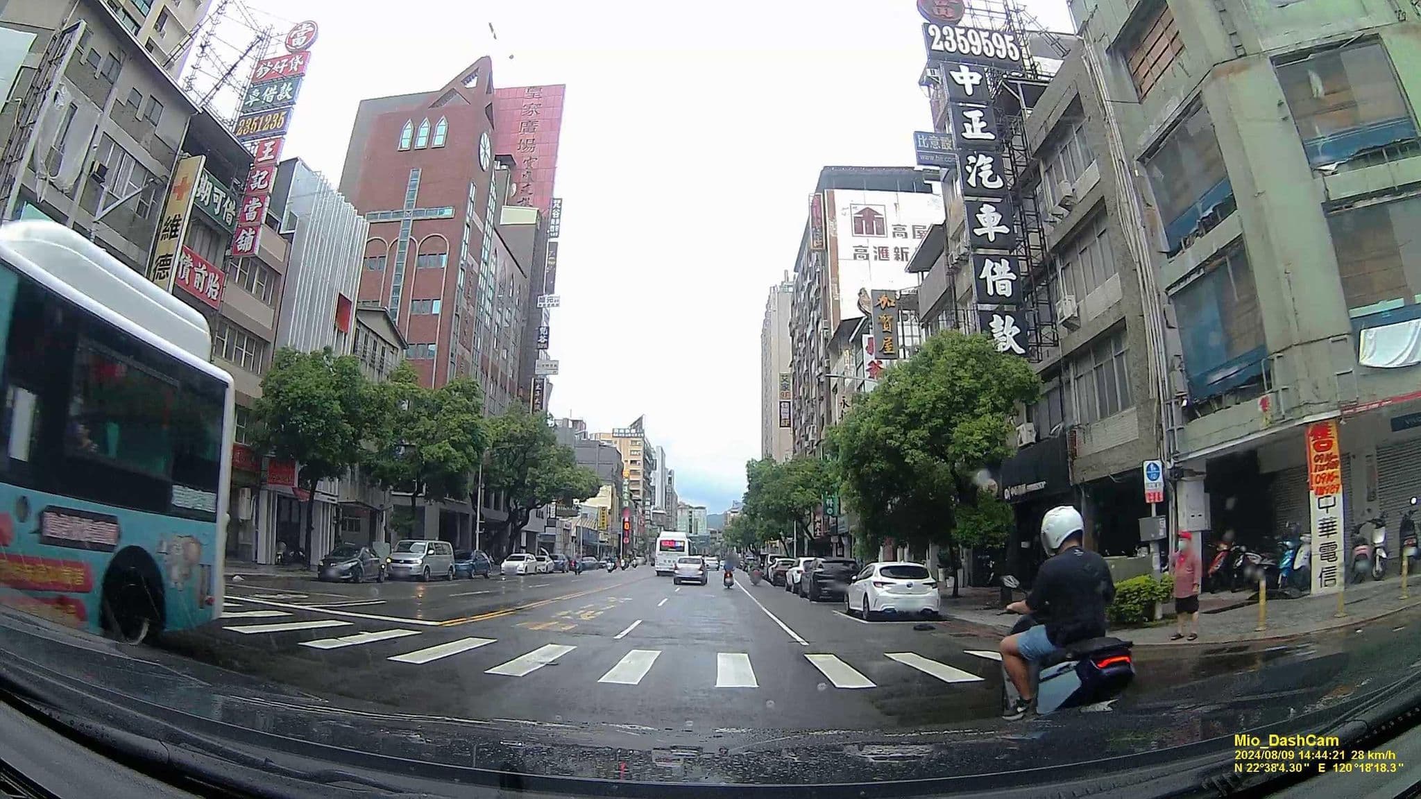 Street view near 宮賞藝術飯店, Kaohsiung — © hcyen (CC BY-SA · Mapillary)