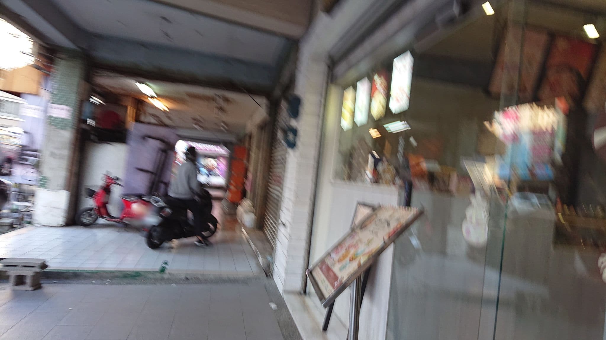 Street view near Rainbow Island B&B, Tainan — © alllenwang (CC BY-SA · Mapillary)