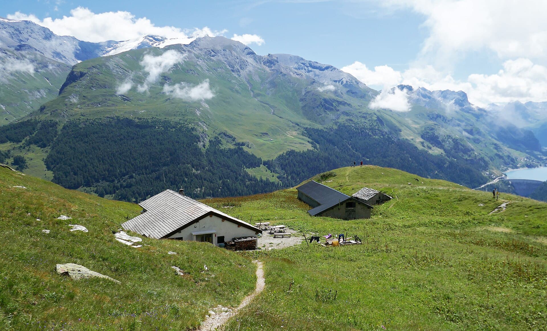 Refuge de La Martin (via Wikimedia Commons, CC BY-SA 4.0)