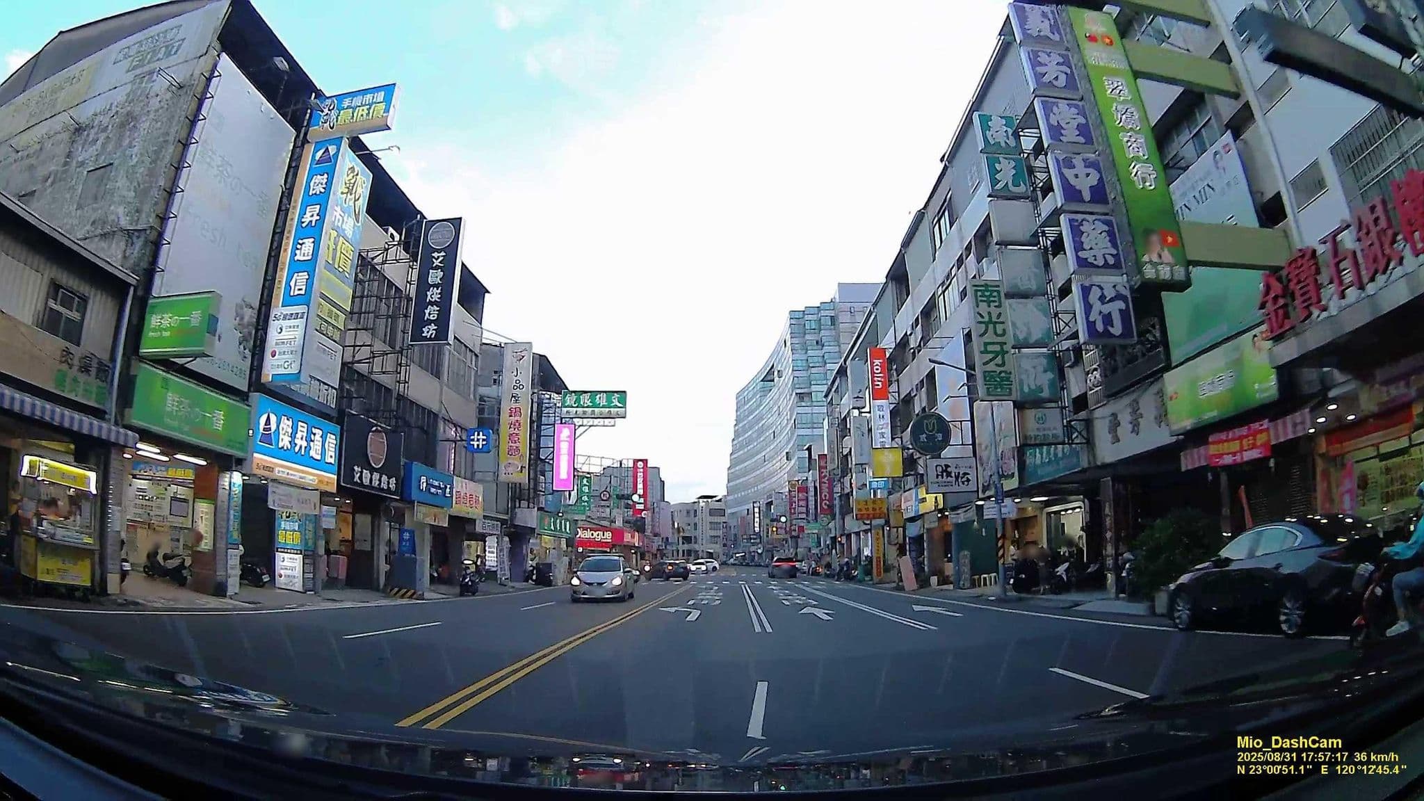 Street view near 閱讀。reading, Tainan — © hcyen (CC BY-SA · Mapillary)