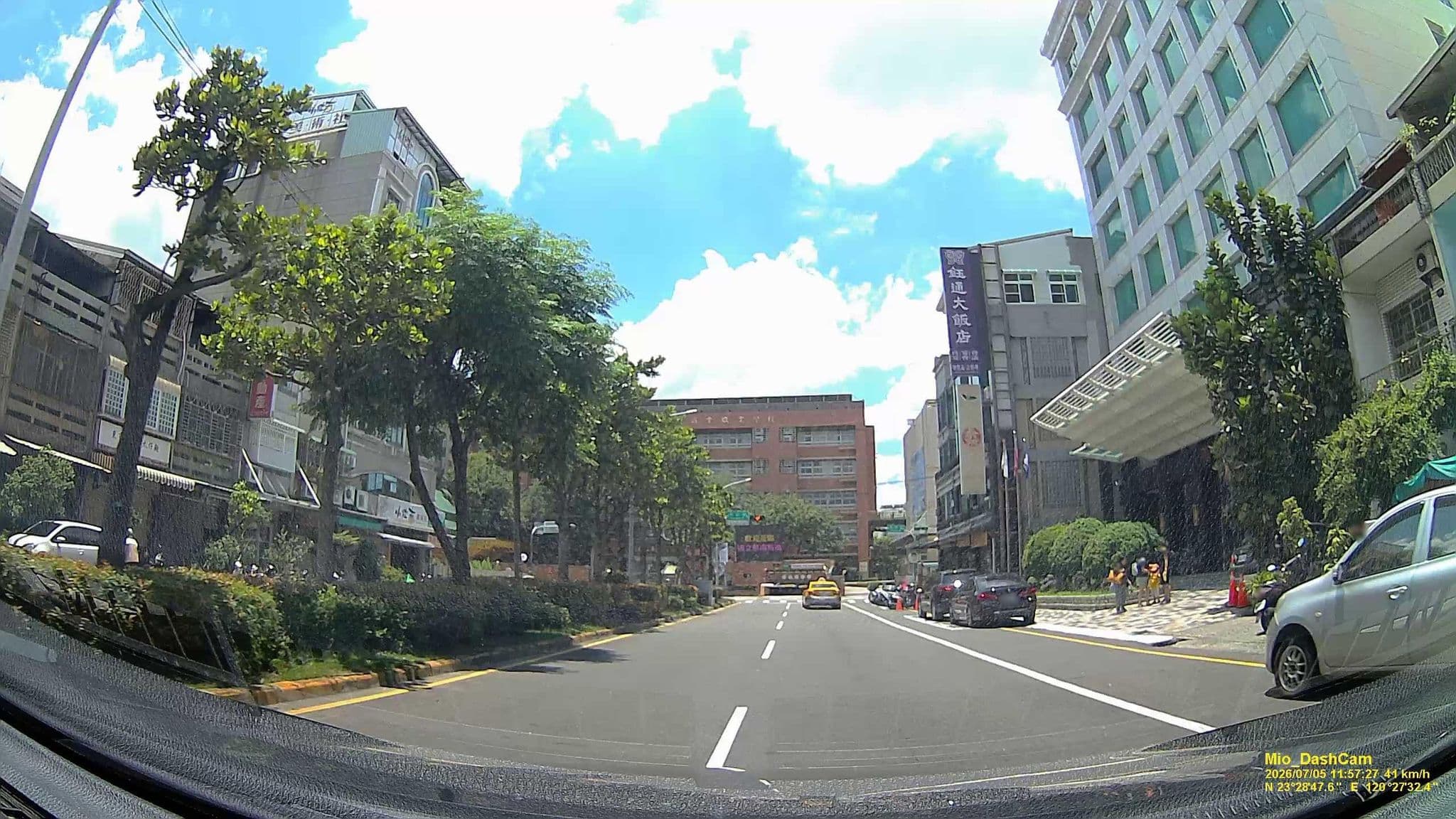 Street view near 鈺通大飯店 Yuh Tong Hotel, Chiayi City — © hcyen (CC BY-SA · Mapillary)