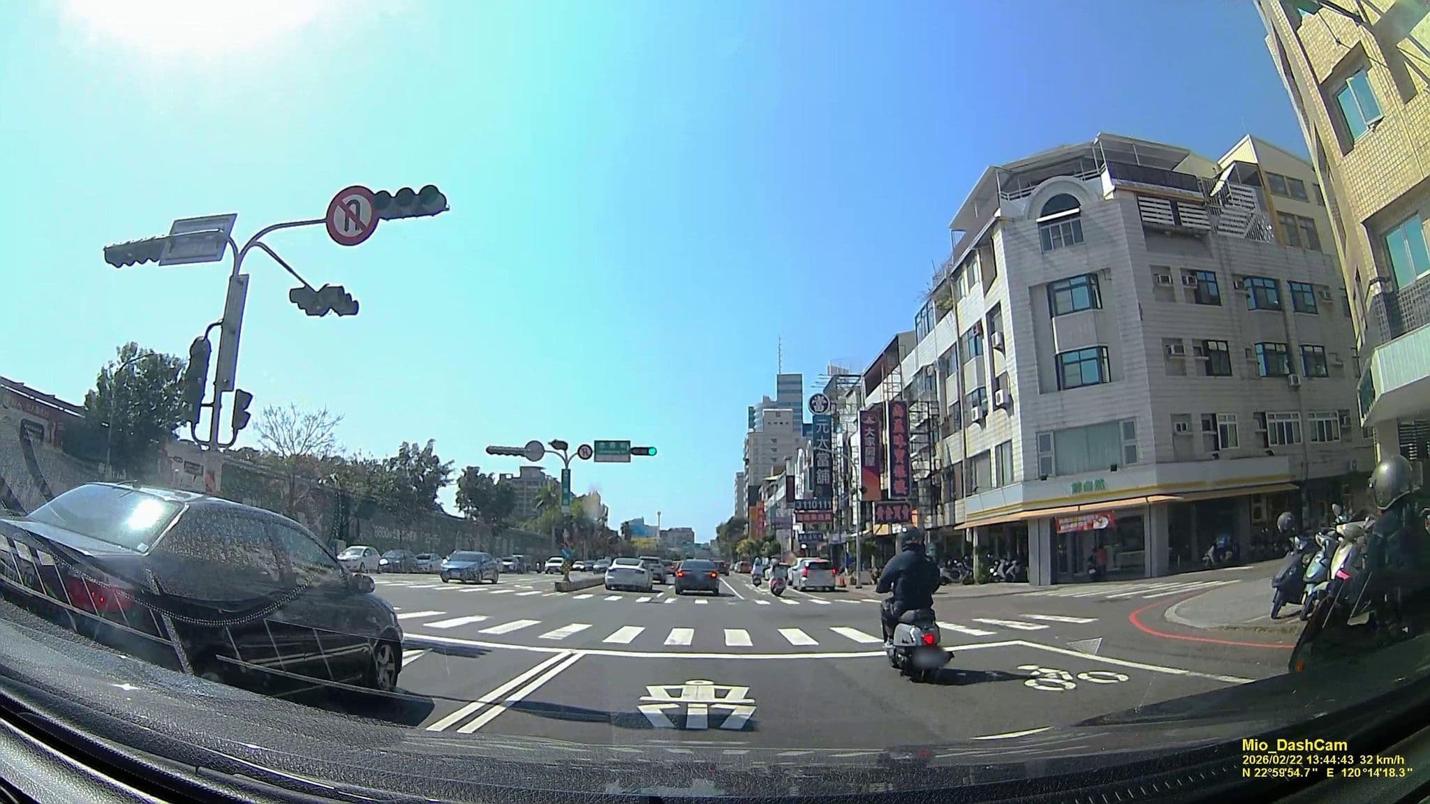 Street view near 凡爾賽大飯店, Tainan — © hcyen (CC BY-SA · Mapillary)