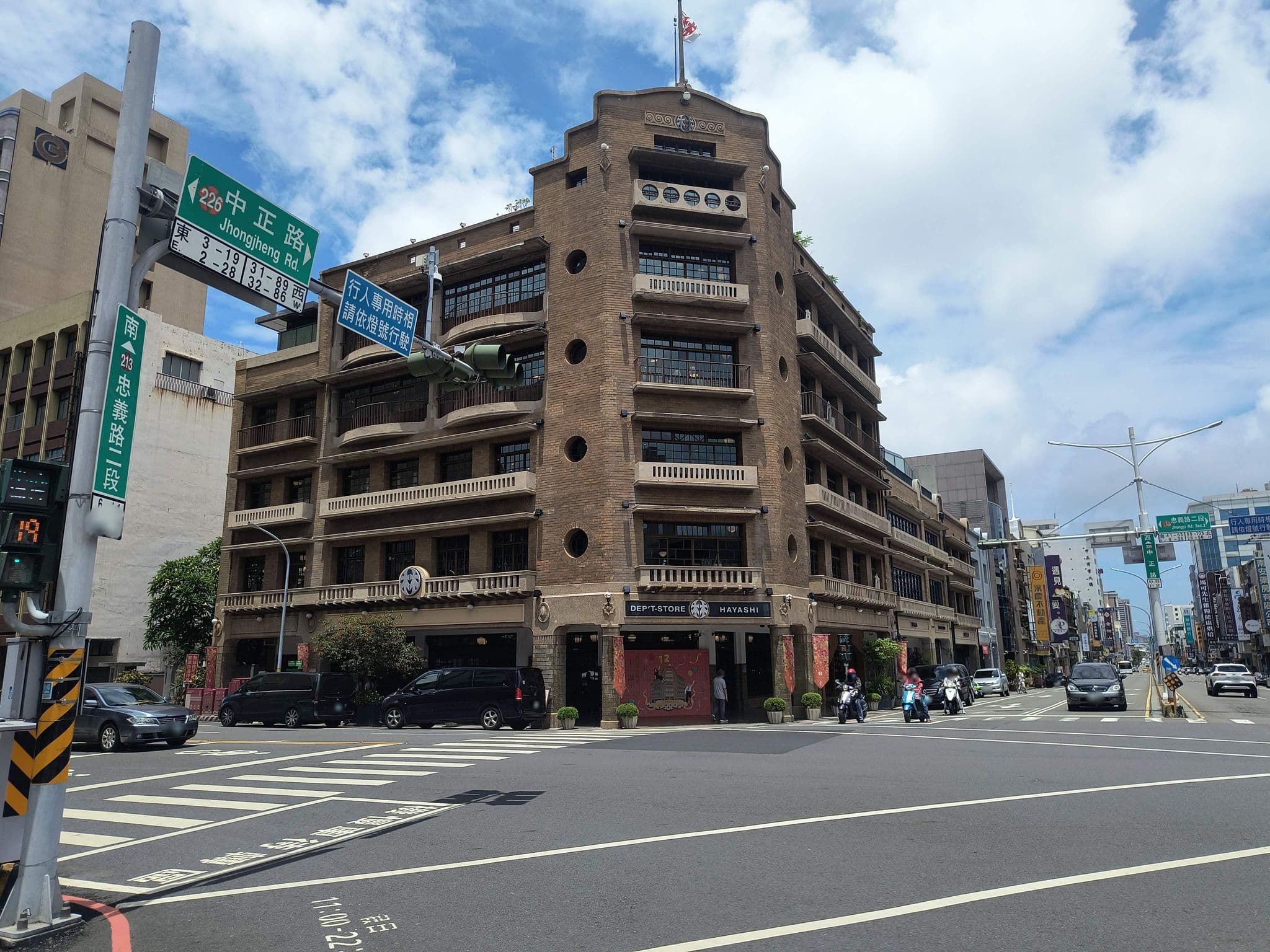 Street view near 富華大飯店 Fuward Hotel, Tainan — © mapeadora (CC BY-SA · Mapillary)