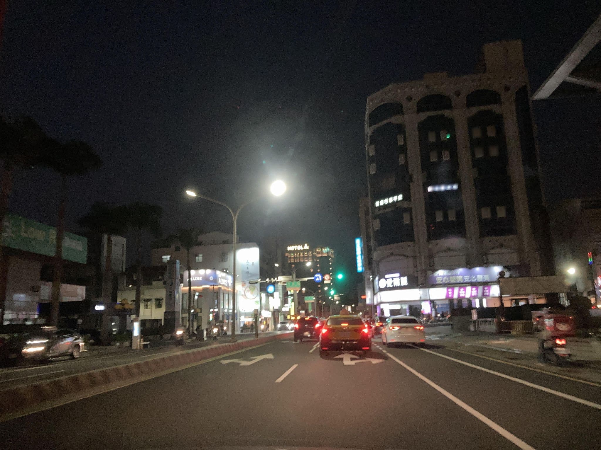 Street view near 大億麗緻酒店 Tayih Landis Hotel, Tainan — © irvinfly (CC BY-SA · Mapillary)