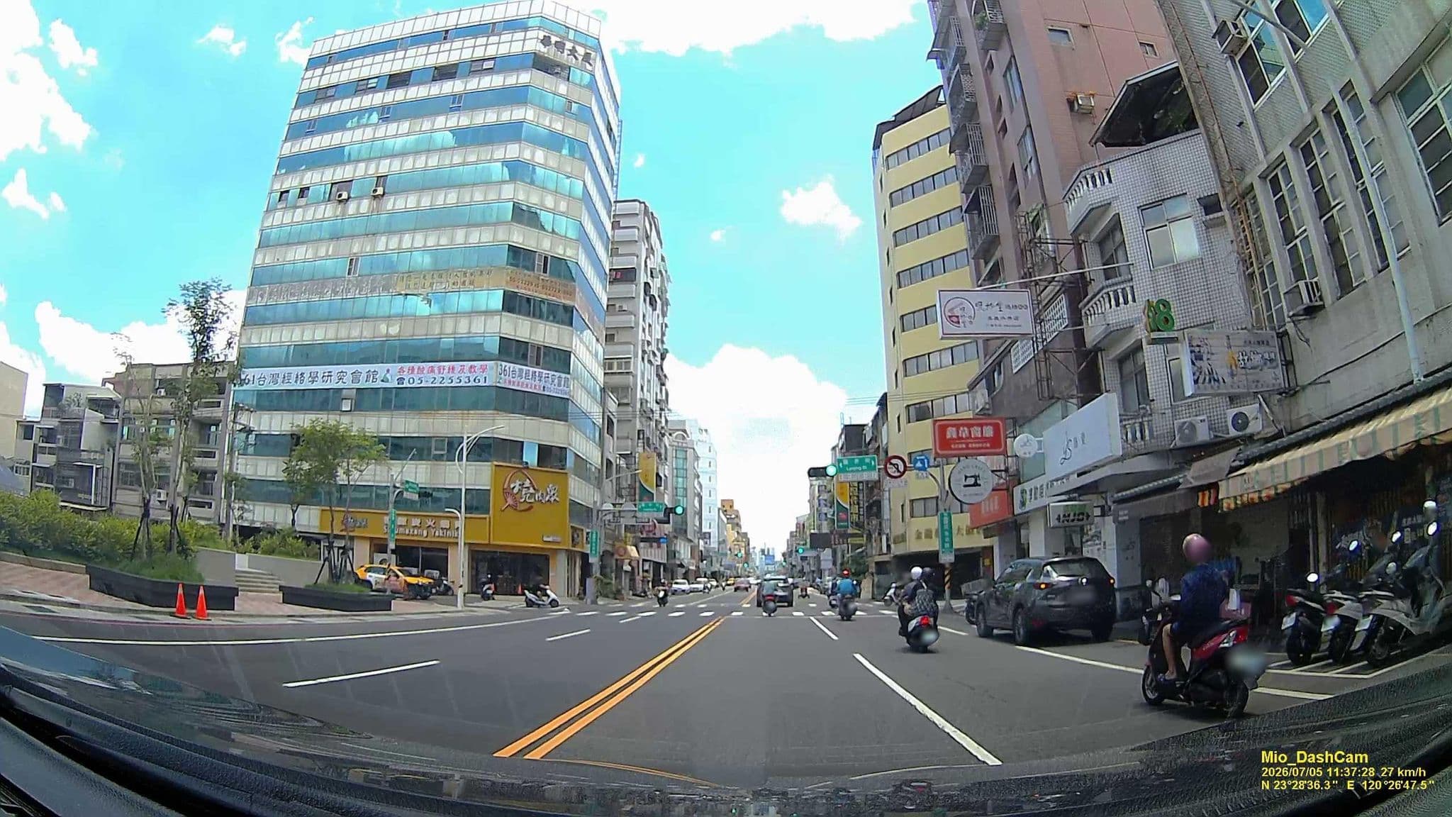 Street view near 金龍海悦大飯店, Chiayi City — © hcyen (CC BY-SA · Mapillary)