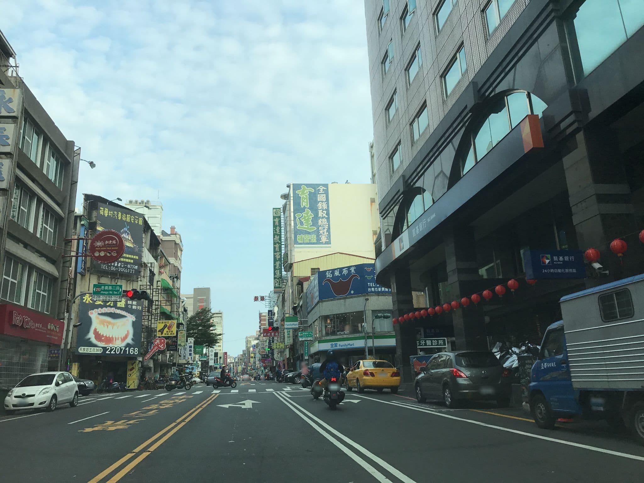 Street view near Cambridge Hotel Tainan, Tainan — © suyuya (CC BY-SA · Mapillary)