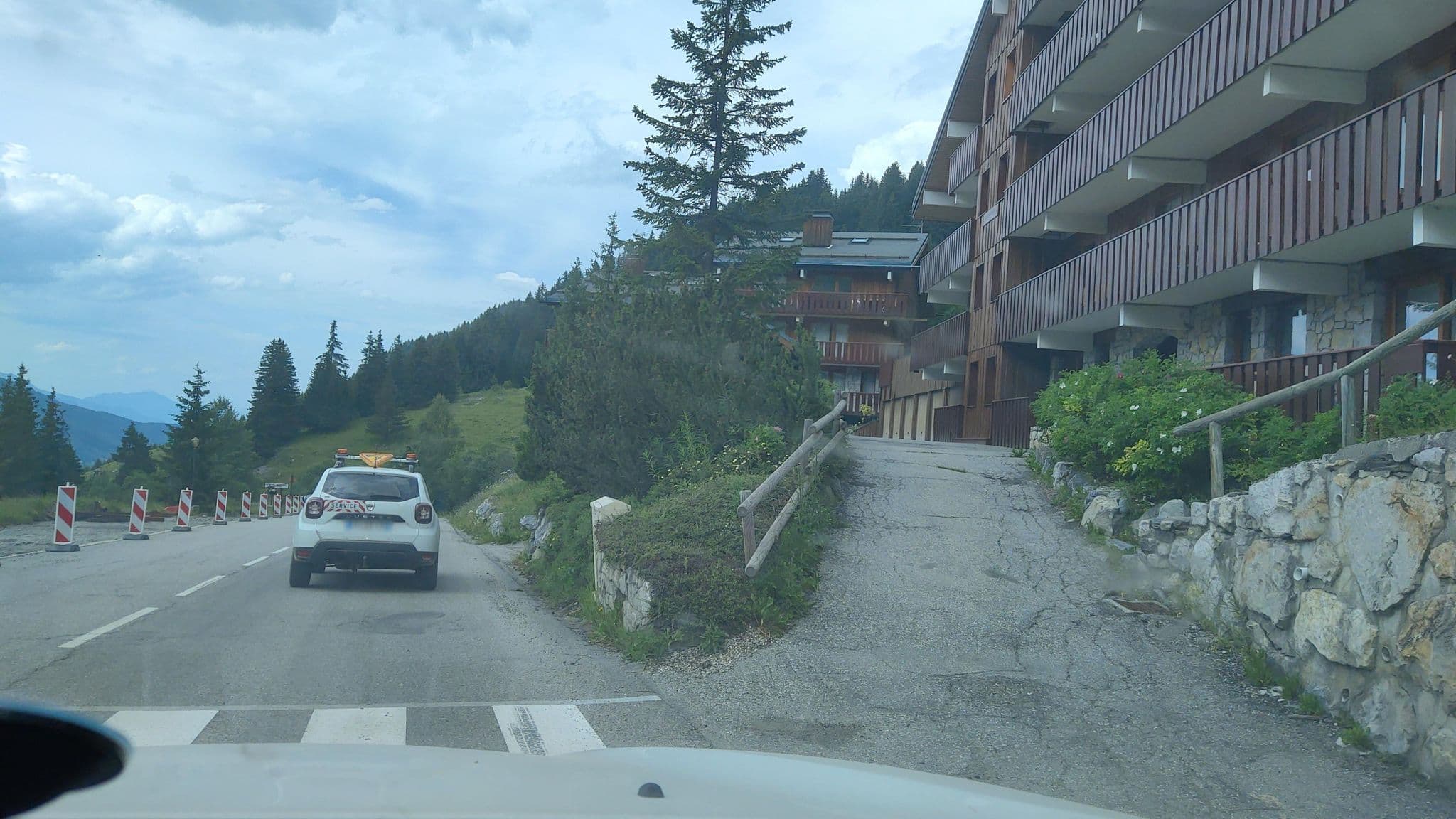 Street view near Le Grand Dou, Méribel — © MatthieuF4FNE (CC BY-SA · Mapillary)