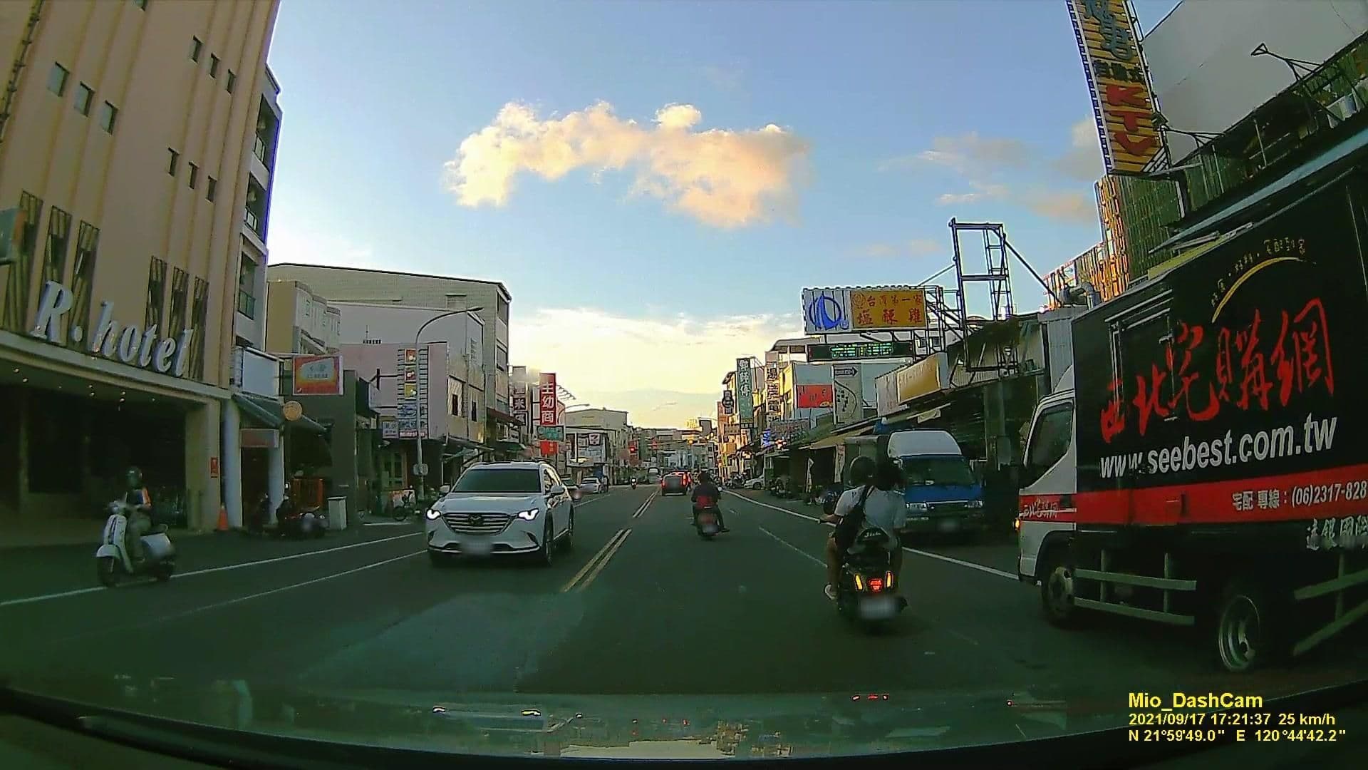 Street view near Riverside Hotel, Hengchun — © littlebtc (CC BY-SA · Mapillary)