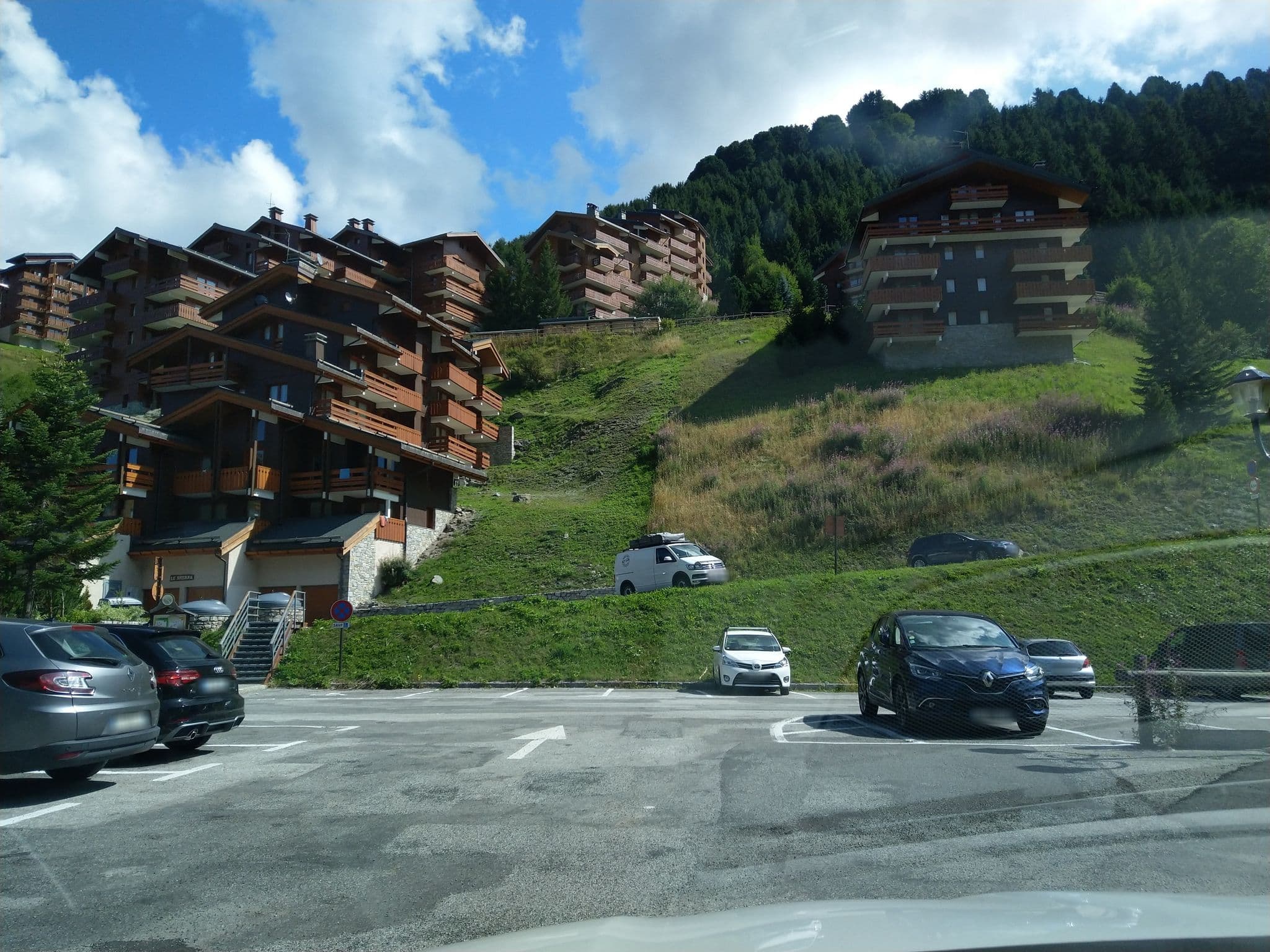 Street view near Alpages du Mottaret E, Méribel — © luc13om (CC BY-SA · Mapillary)