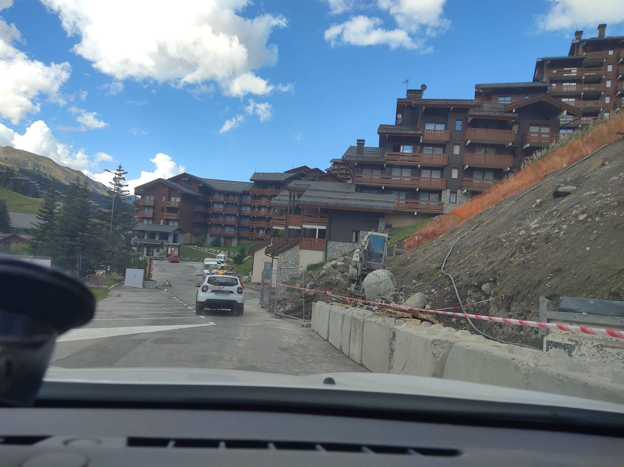 Street view near Sérac, Méribel — © MatthieuF4FNE (CC BY-SA · Mapillary)