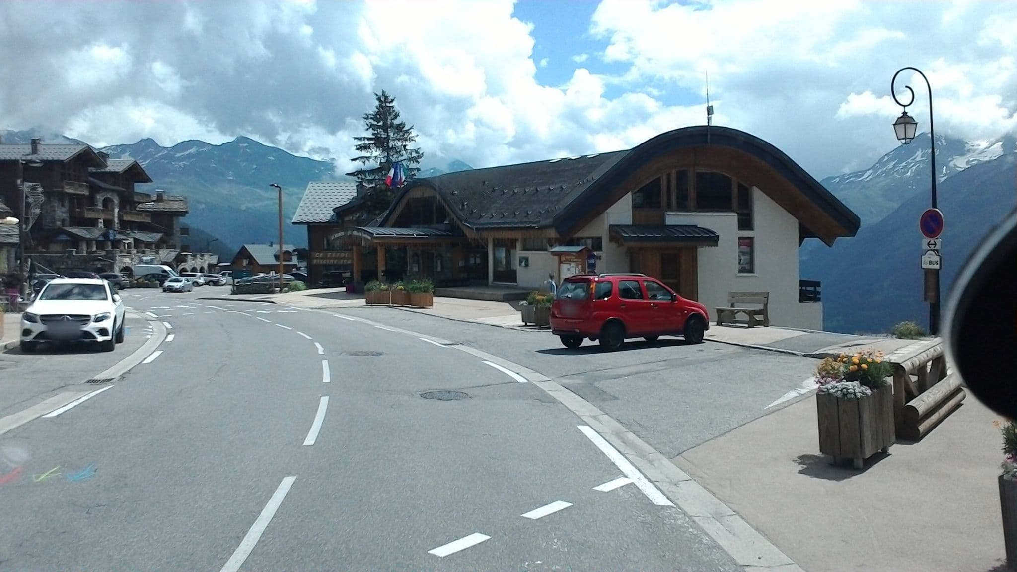 Street view near Les Vertes Années, Séez