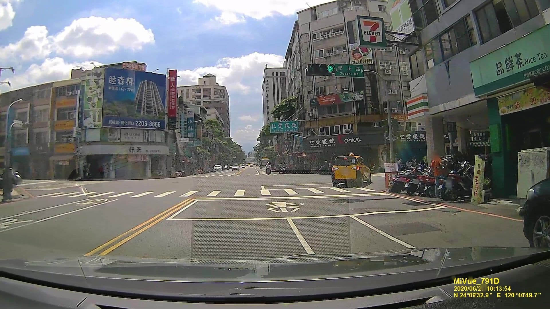 Street view near 杏花旅館, Taichung — © littlebtc (CC BY-SA · Mapillary)