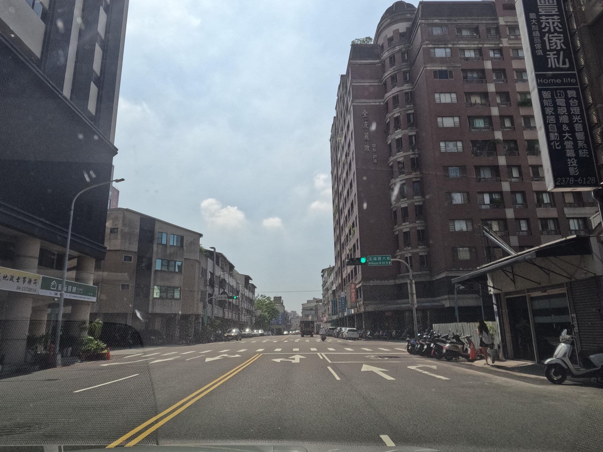 Street view near 暮雲商旅 Autumn Willow Hotel, Taichung — © littlebtc (CC BY-SA · Mapillary)