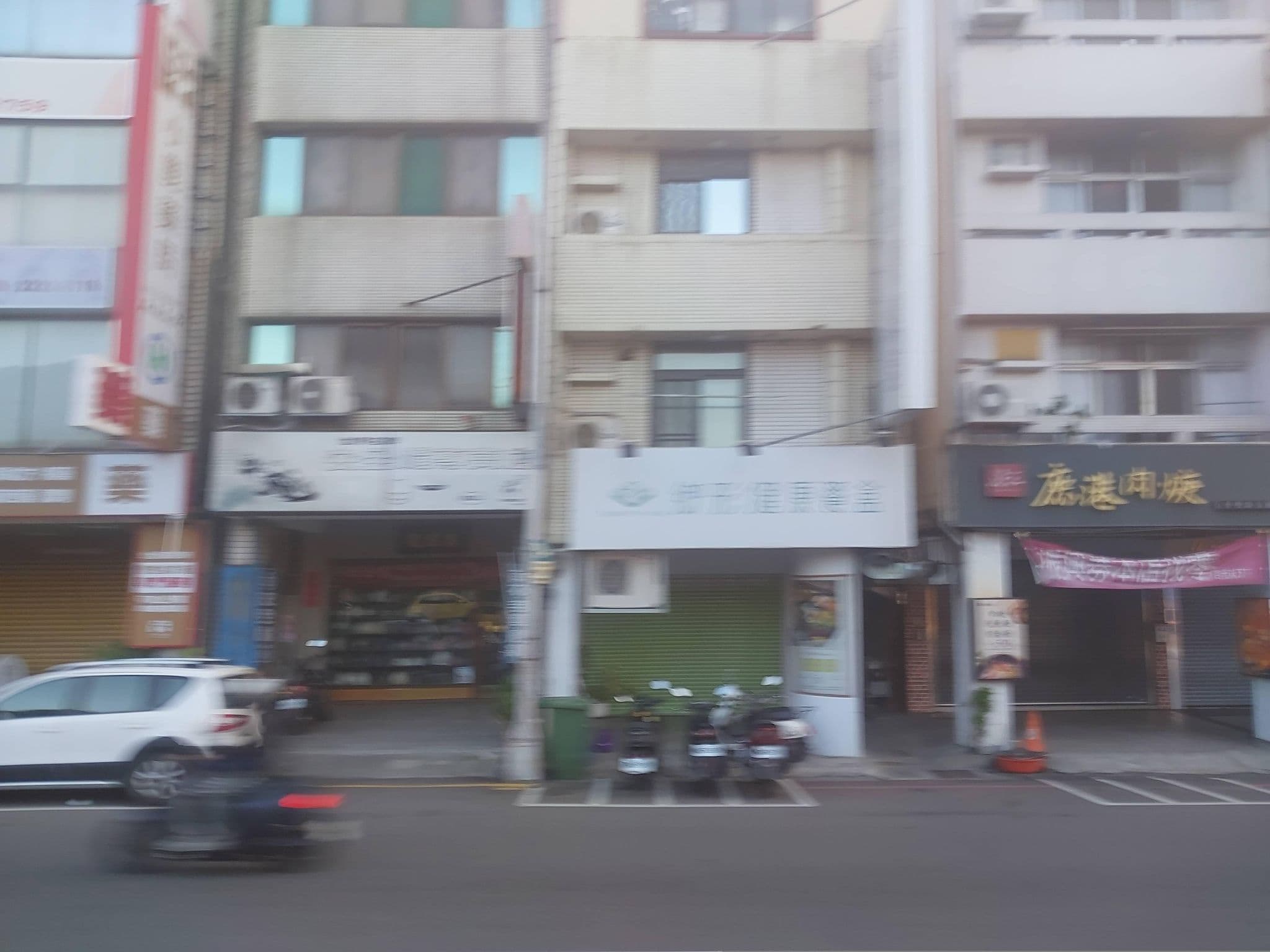 Street view near 王座飯店, Taichung — © ChenJJ (CC BY-SA · Mapillary)