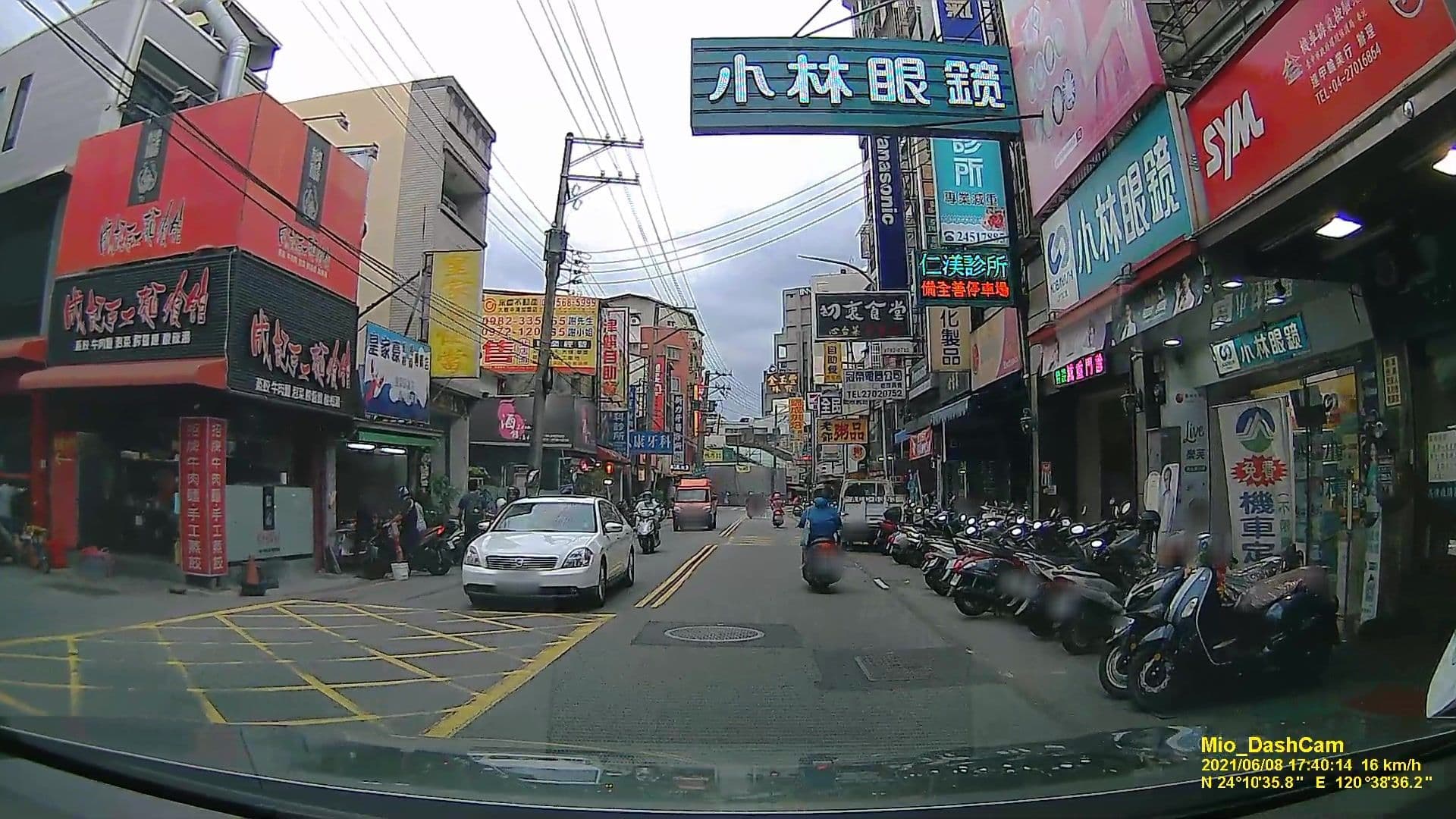 Street view near 逢甲葉綠宿旅館 Green Hotel, Taichung — © littlebtc (CC BY-SA · Mapillary)