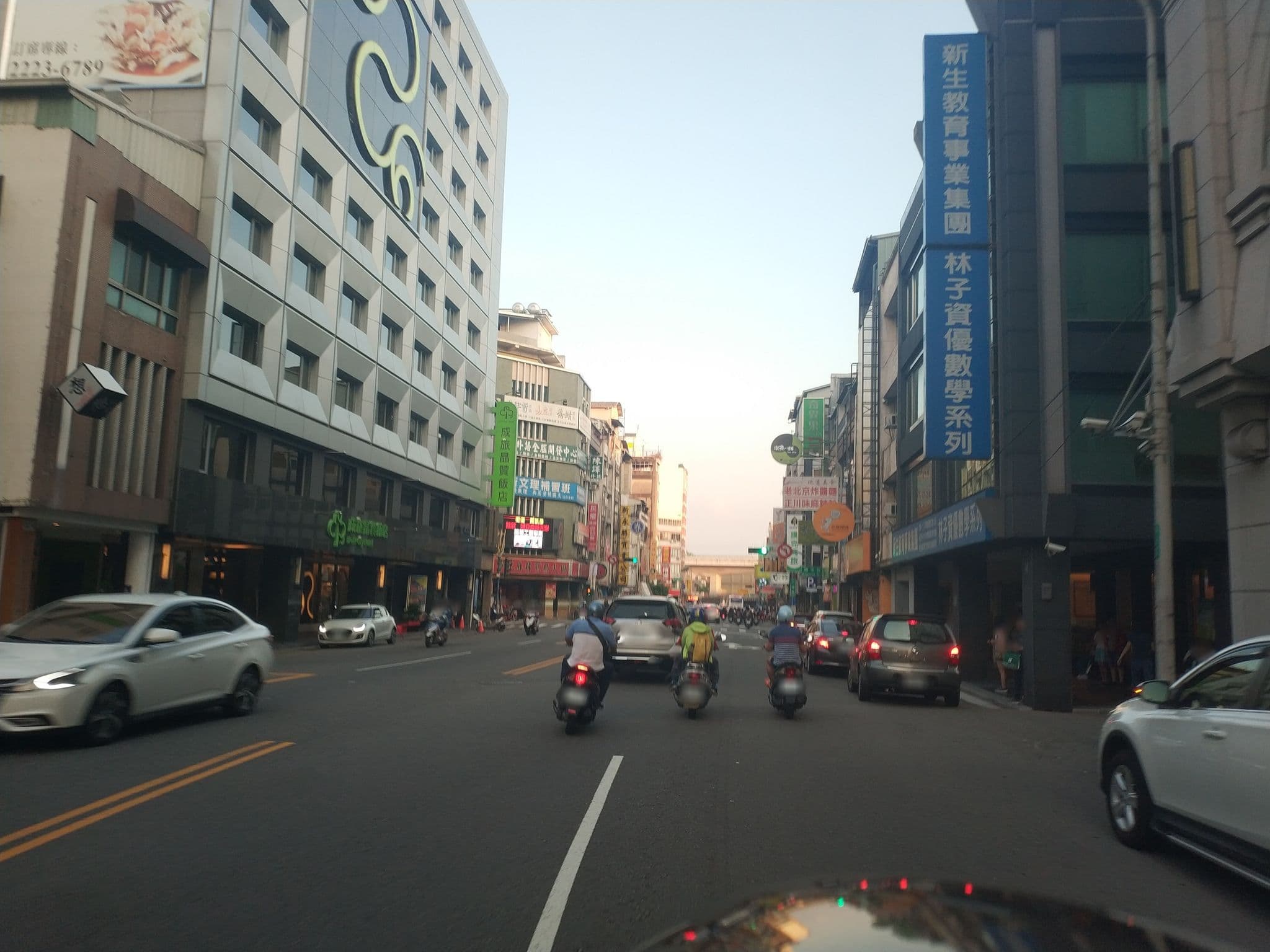 Street view near 成旅晶贊飯店 Park City Hotels, Taichung — © milk31728 (CC BY-SA · Mapillary)