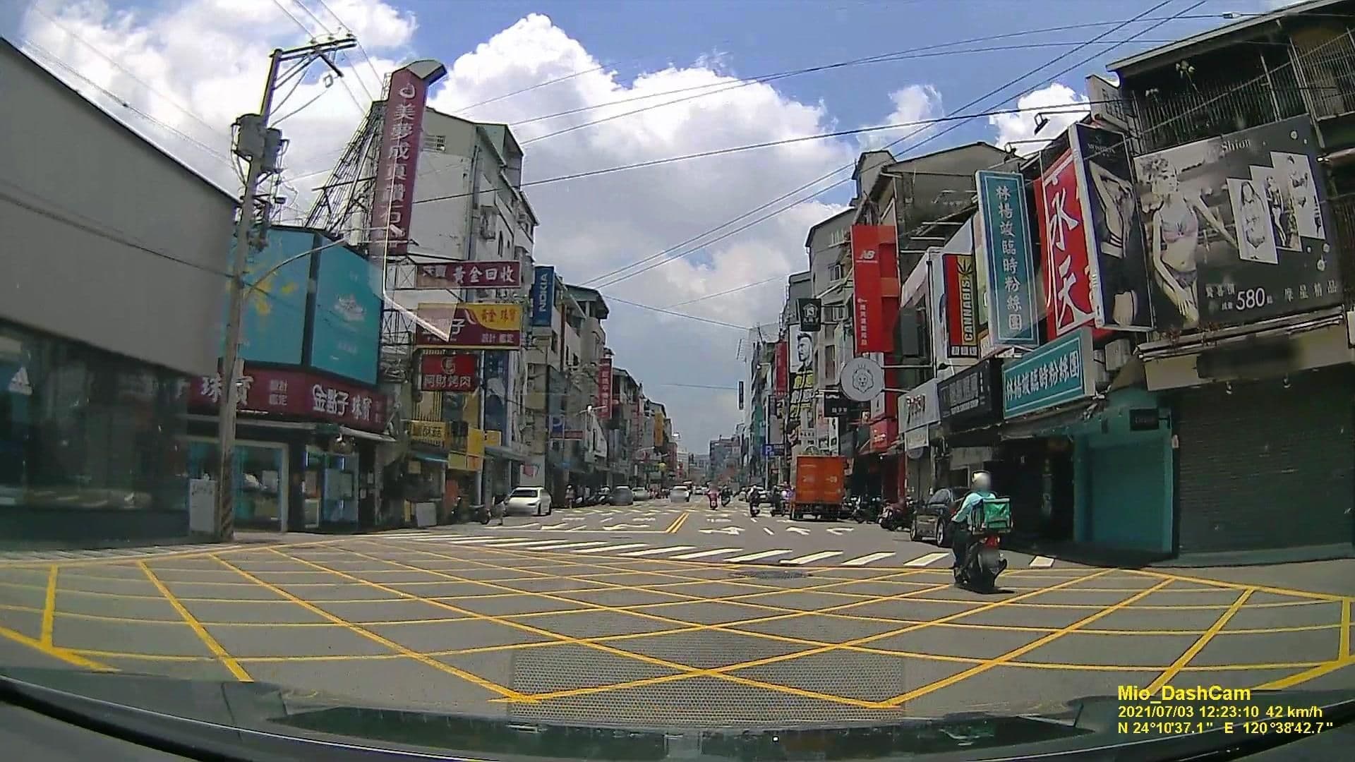 Street view near 斜角。旅人, Taichung — © littlebtc (CC BY-SA · Mapillary)