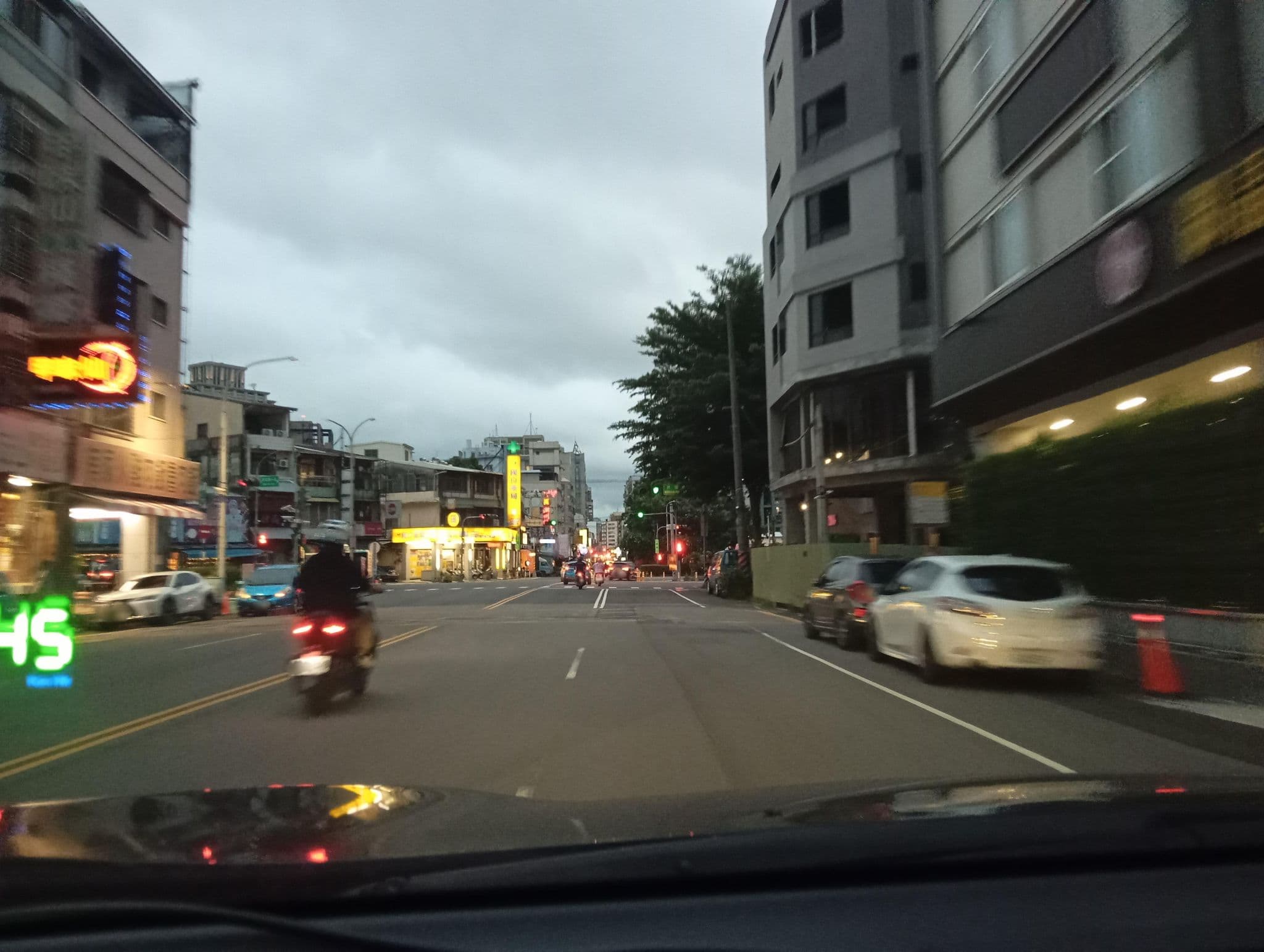 Street view near Champs Hotel, Taichung — © hcyen (CC BY-SA · Mapillary)