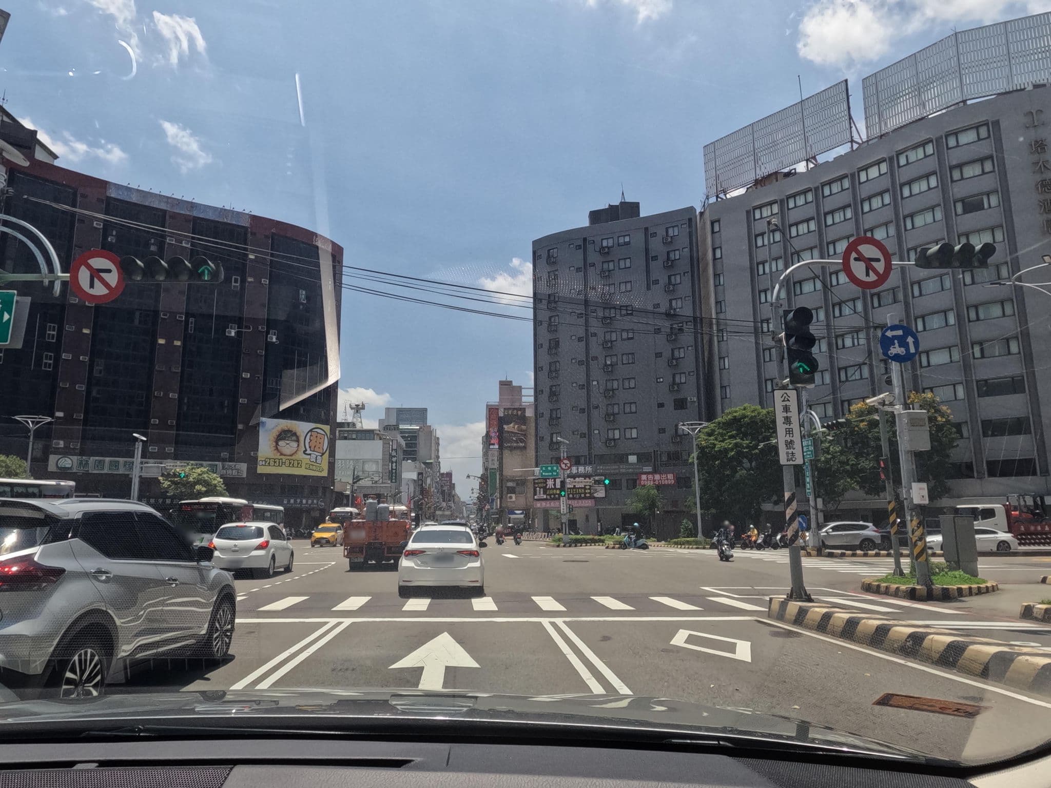 Street view near 中港大飯店 Harbor Hotel, Taichung — © littlebtc (CC BY-SA · Mapillary)