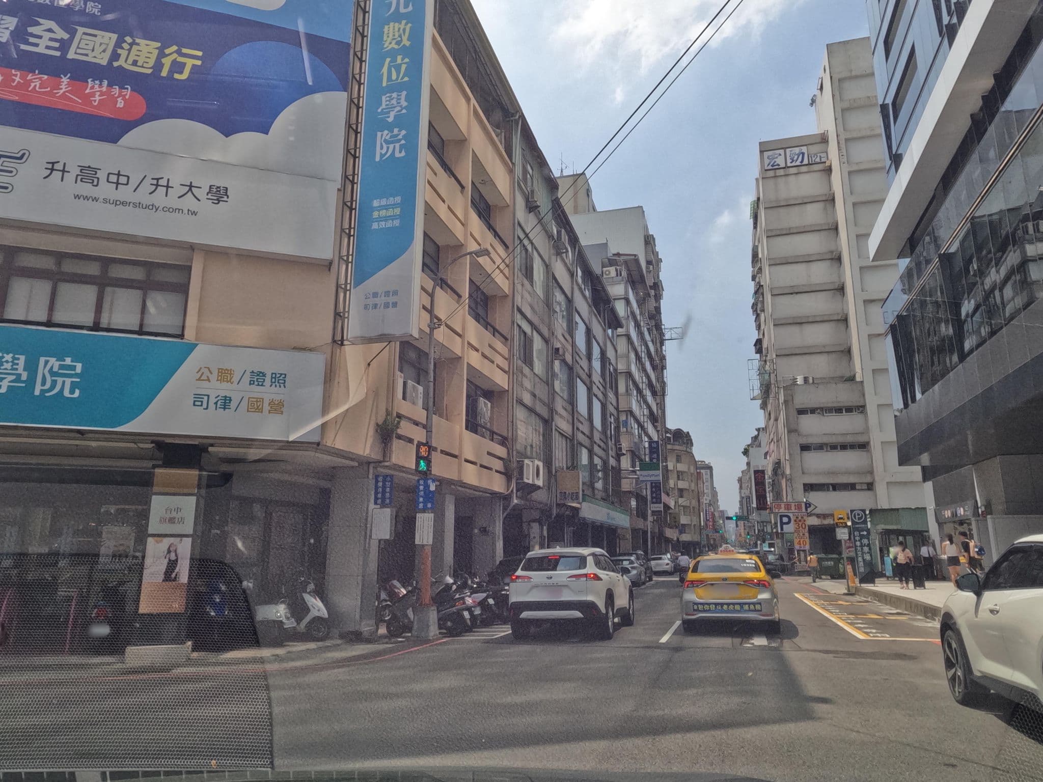 Street view near Swimming Pool, Taichung — © littlebtc (CC BY-SA · Mapillary)