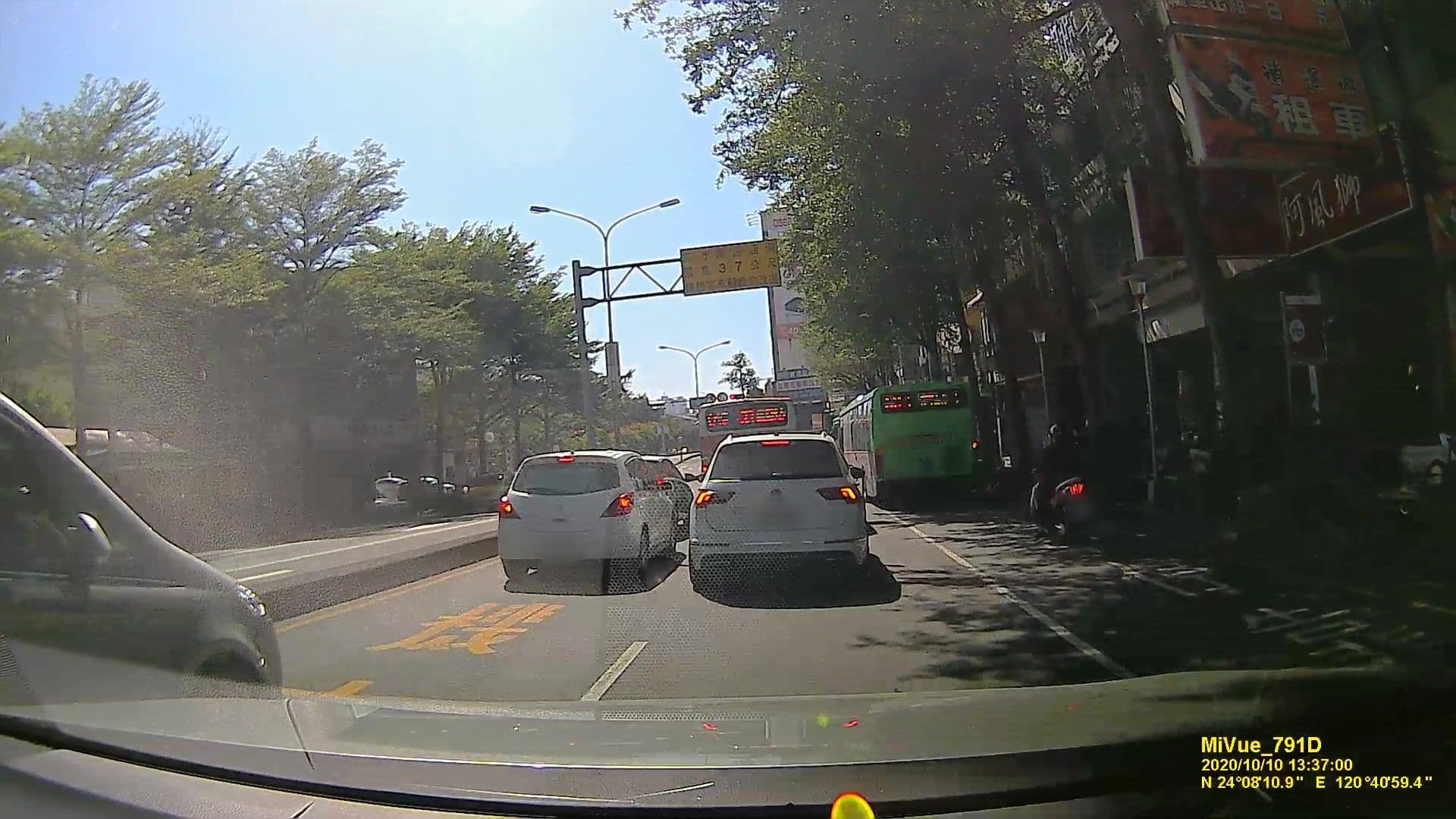 Street view near Hotel Lo Fu, Taichung — © littlebtc (CC BY-SA · Mapillary)
