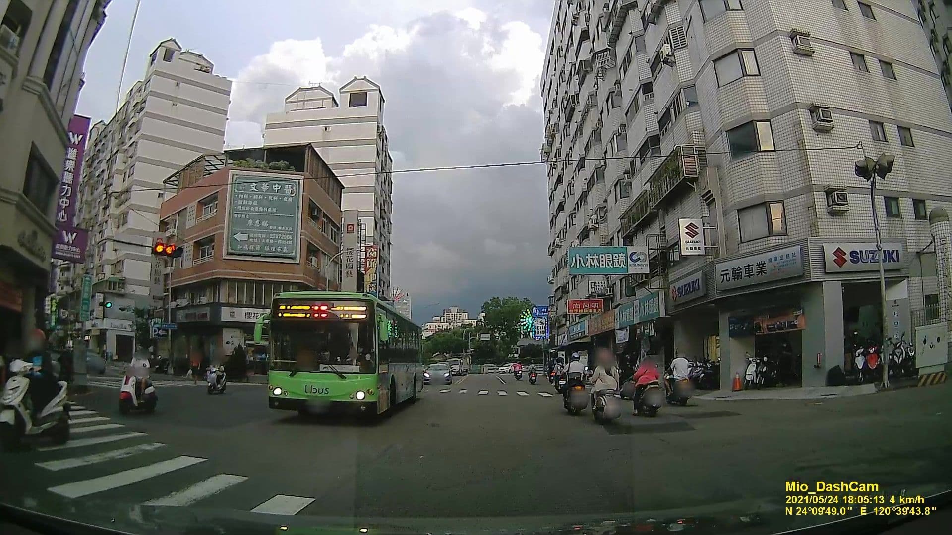 Street view near 運動家大飯店, Taichung — © littlebtc (CC BY-SA · Mapillary)