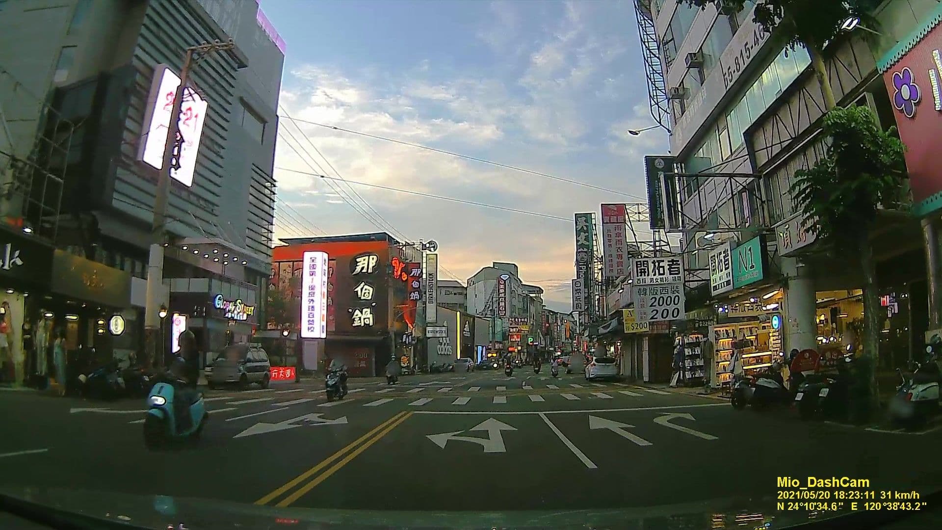 Street view near 台中樓特旅店 逢甲館, Taichung — © littlebtc (CC BY-SA · Mapillary)