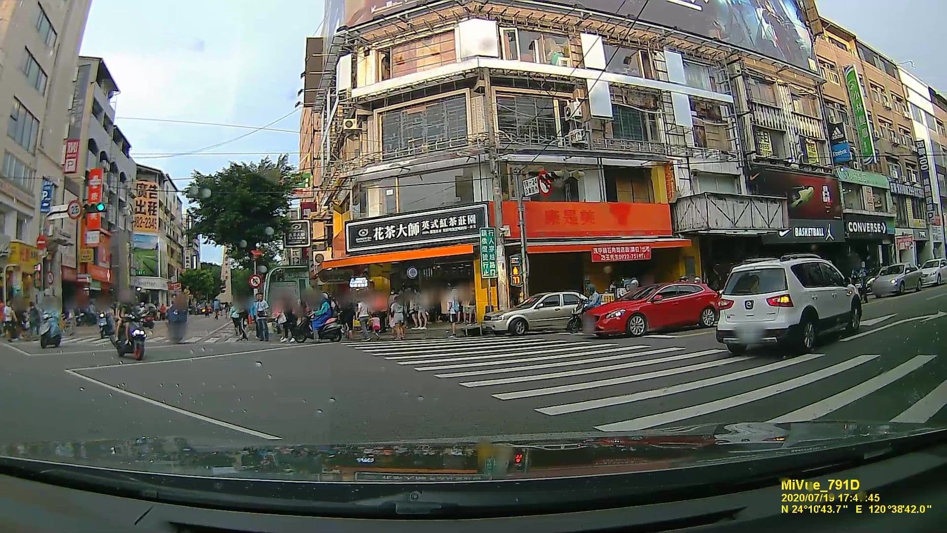 Street view near 碧根行館 Beacon Hotel, Taichung — © littlebtc (CC BY-SA · Mapillary)