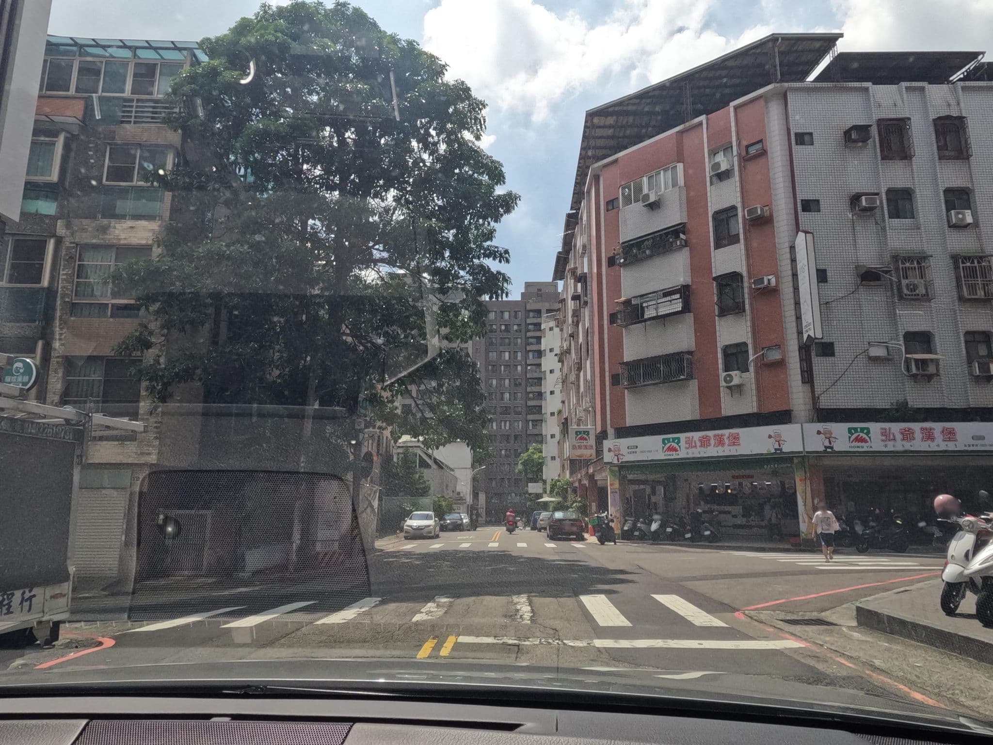 Street view near Amour Hotel, Taichung — © littlebtc (CC BY-SA · Mapillary)