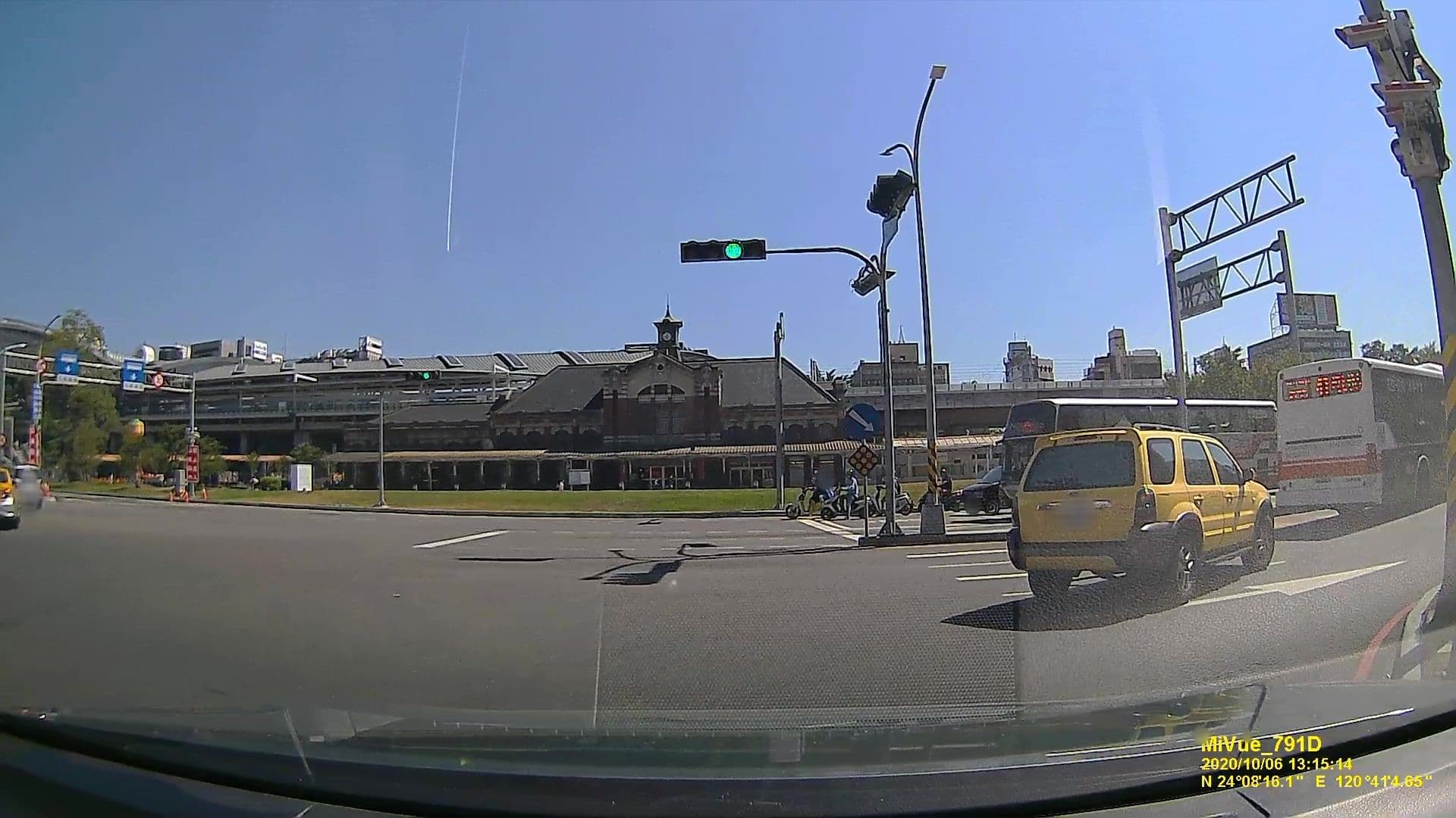 Street view near 達欣商務精品飯店, Taichung — © littlebtc (CC BY-SA · Mapillary)