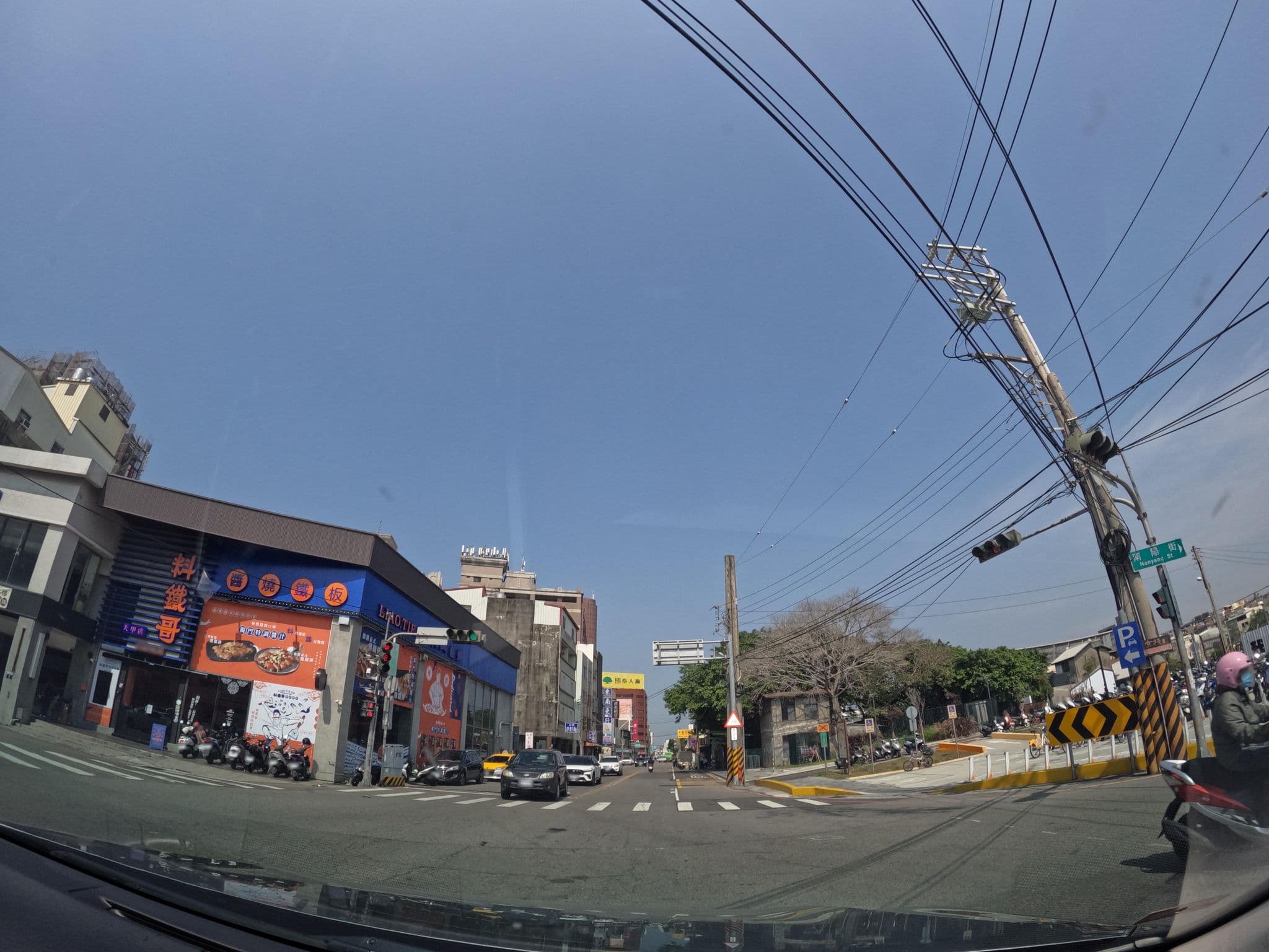 Street view near 京棧鍋物, Xizhou — © littlebtc (CC BY-SA · Mapillary)