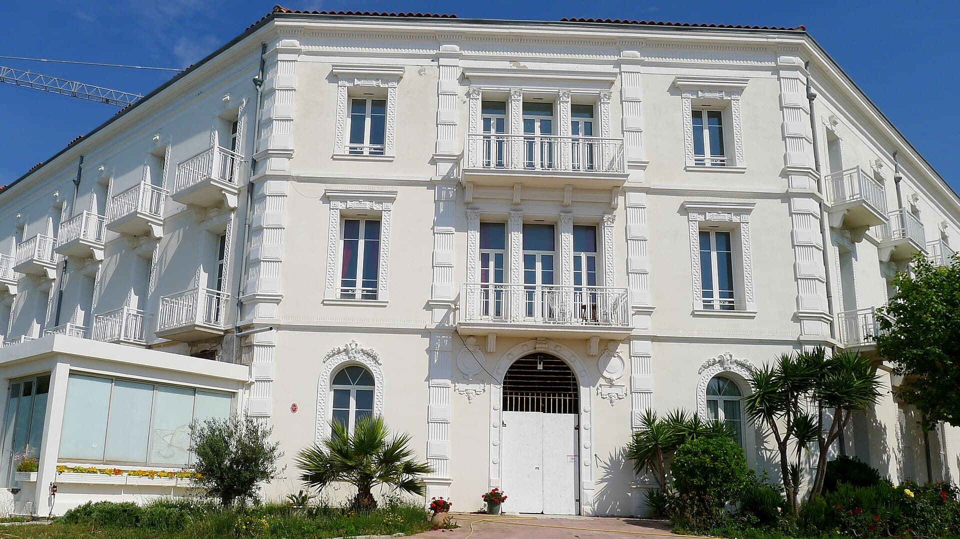 Grand Hotel des Sablettes Plage, Curio Collection by Hilton (via Wikimedia Commons, CC BY-SA 3.0)