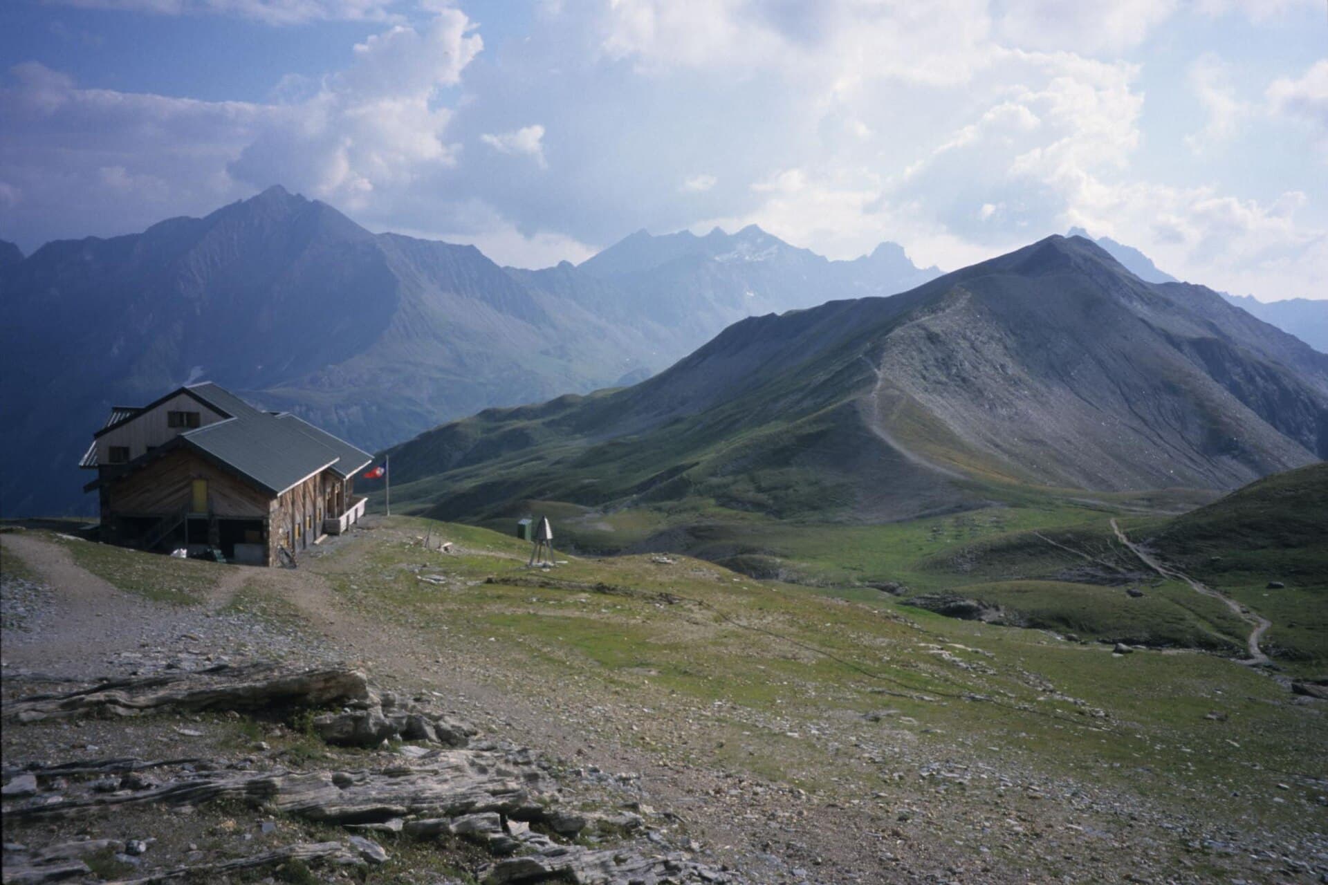 Refuge du Col de la Croix du Bonhomme (via Wikimedia Commons, Public domain)