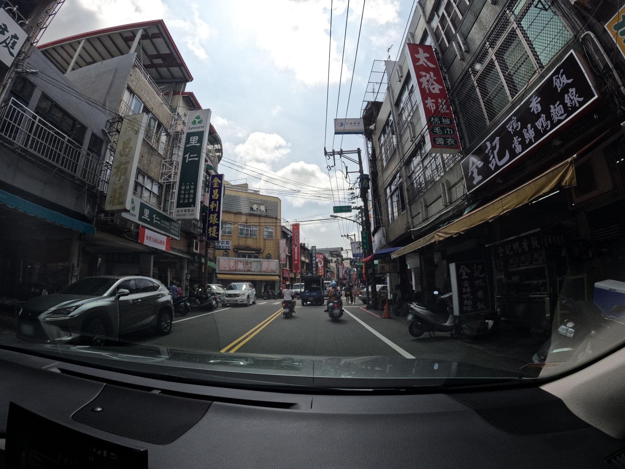 Street view near 金龍旅社, Xizhou — © littlebtc (CC BY-SA · Mapillary)