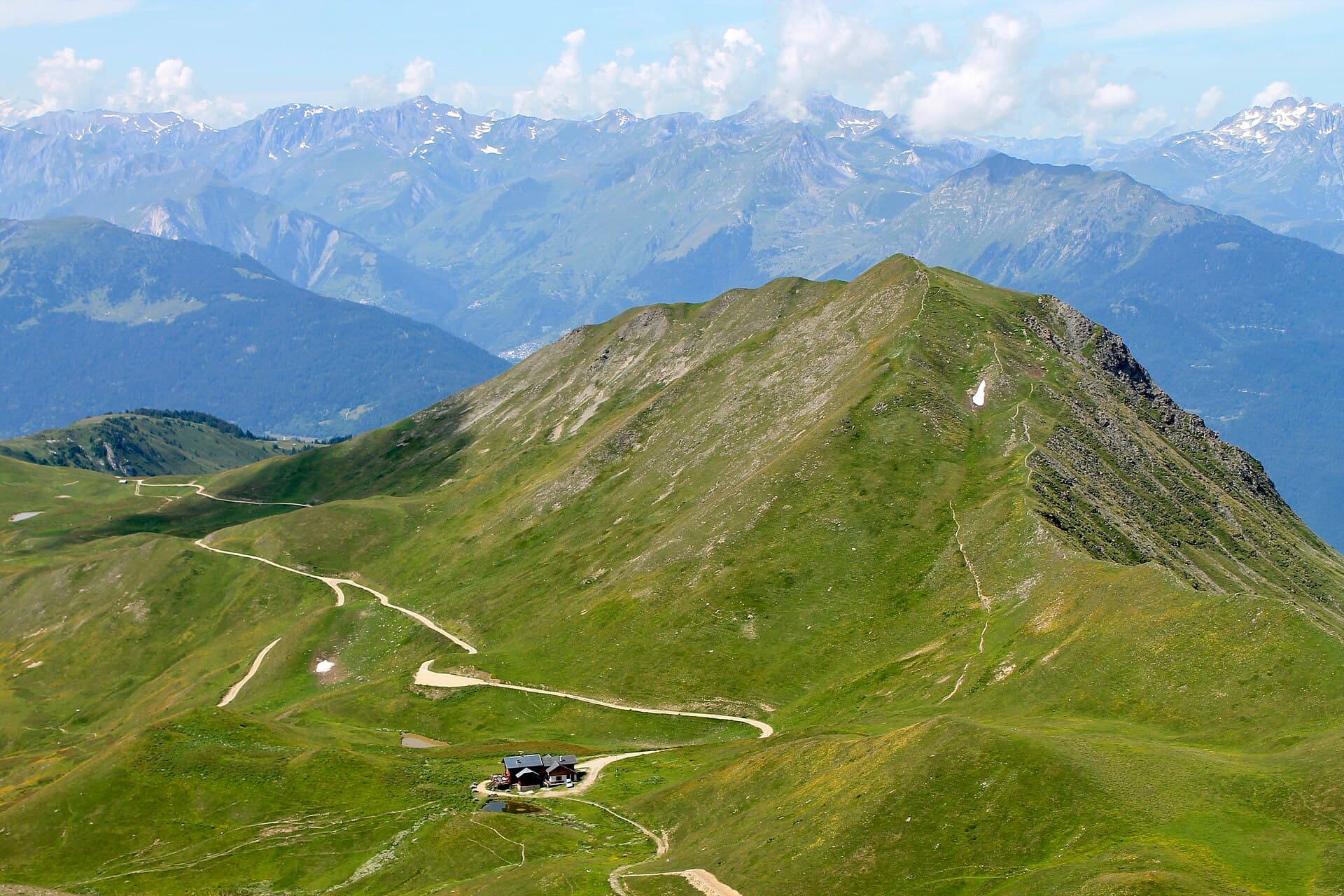 Le Refuge du Mont Jovet (via Wikimedia Commons, CC BY-SA 4.0)