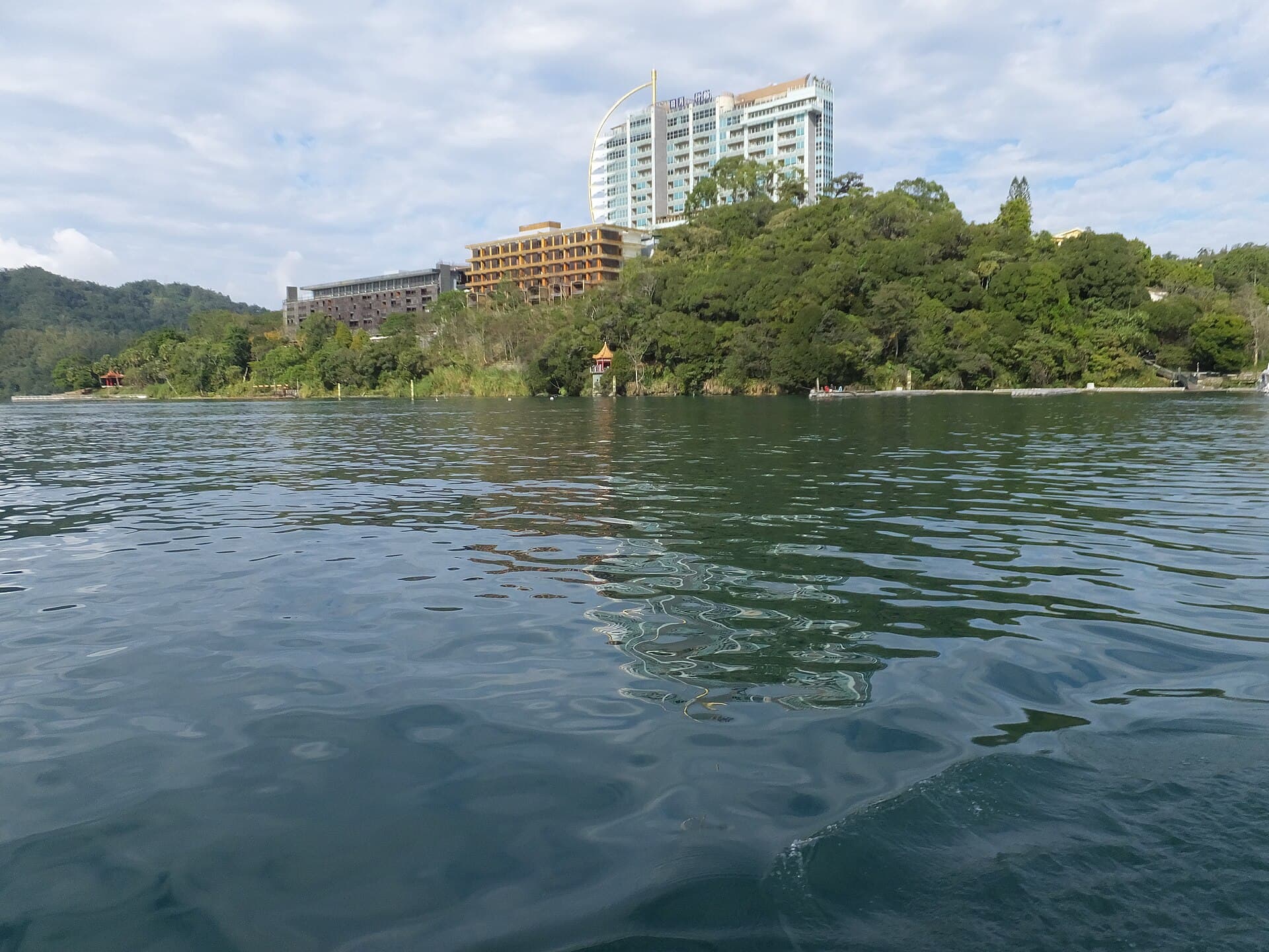 日月行館 The Wen Wan Resort Sun Moon Lake (via Wikimedia Commons, CC BY 3.0)