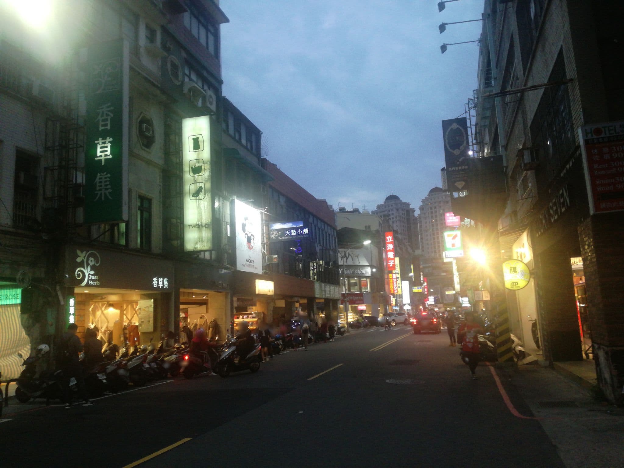 Street view near 長緹精品飯店, Hsinchu — © isay (CC BY-SA · Mapillary)