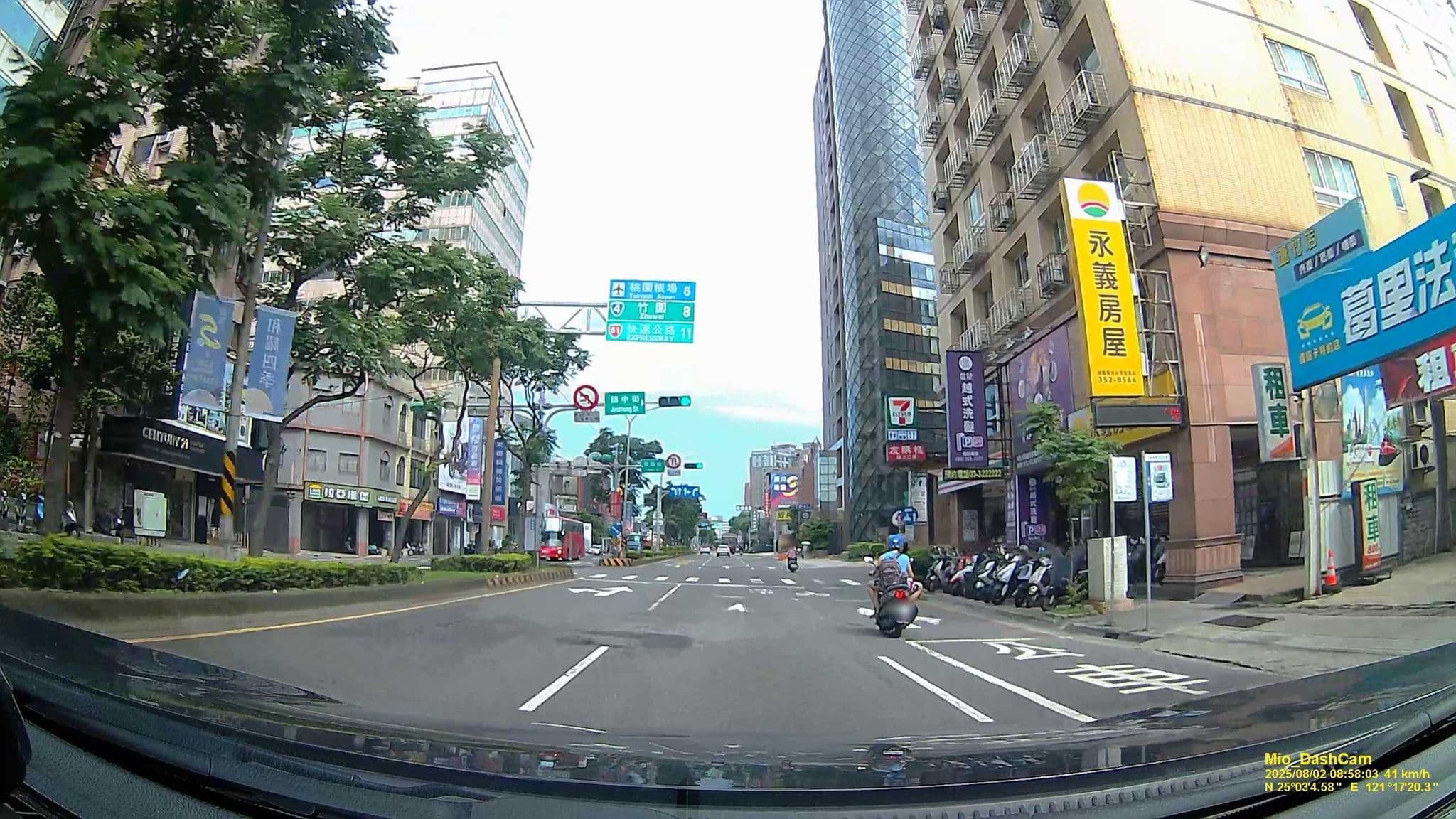 Street view near 尊爵天際大飯店, Taoyuan — © hcyen (CC BY-SA · Mapillary)