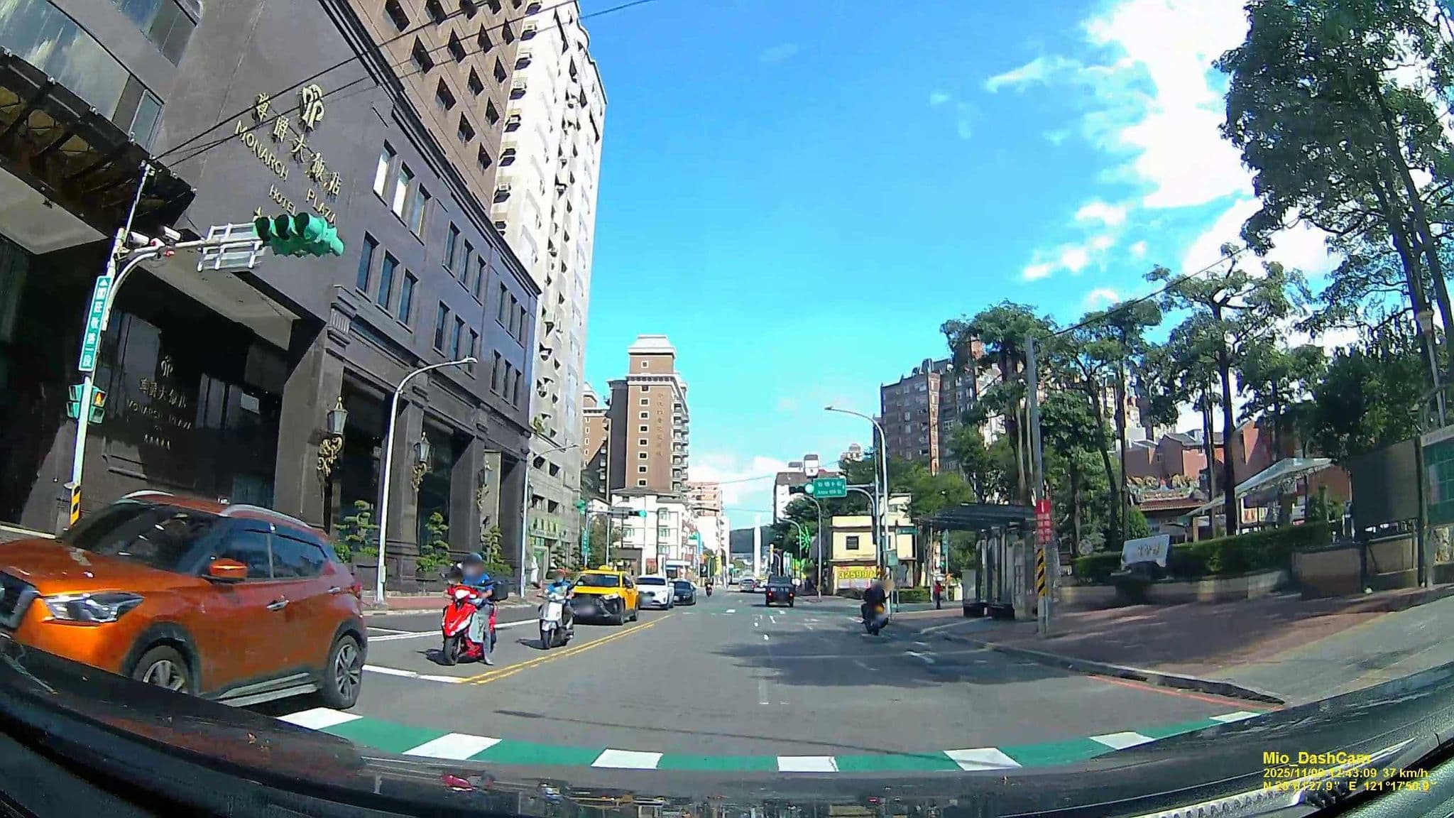 Street view near 尊爵大飯店 Monarch Plaza Hotel, Taoyuan — © hcyen (CC BY-SA · Mapillary)