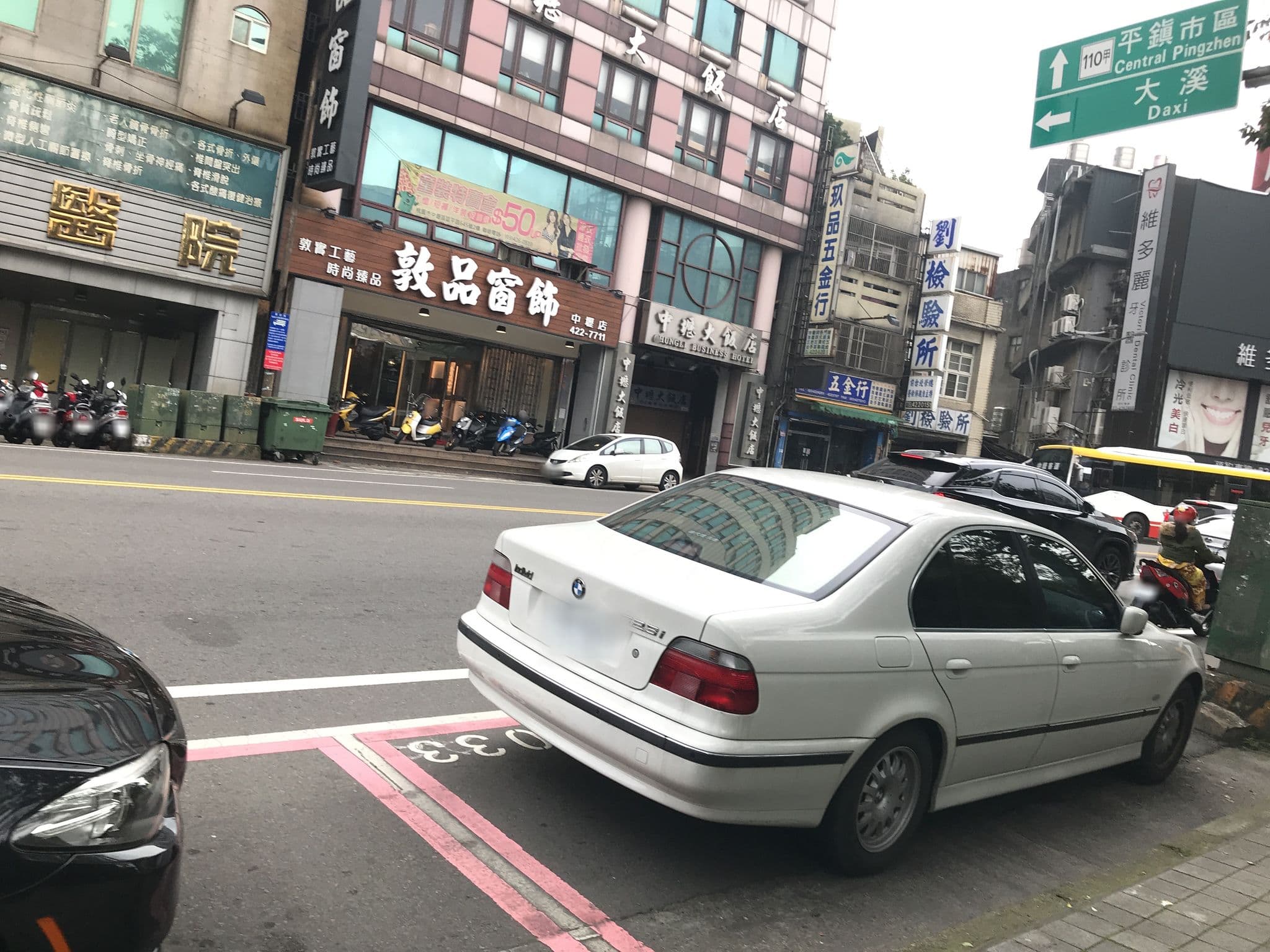 Street view near 中壢大飯店 Chung Li Business Hotel, Neili — © b10731079 (CC BY-SA · Mapillary)