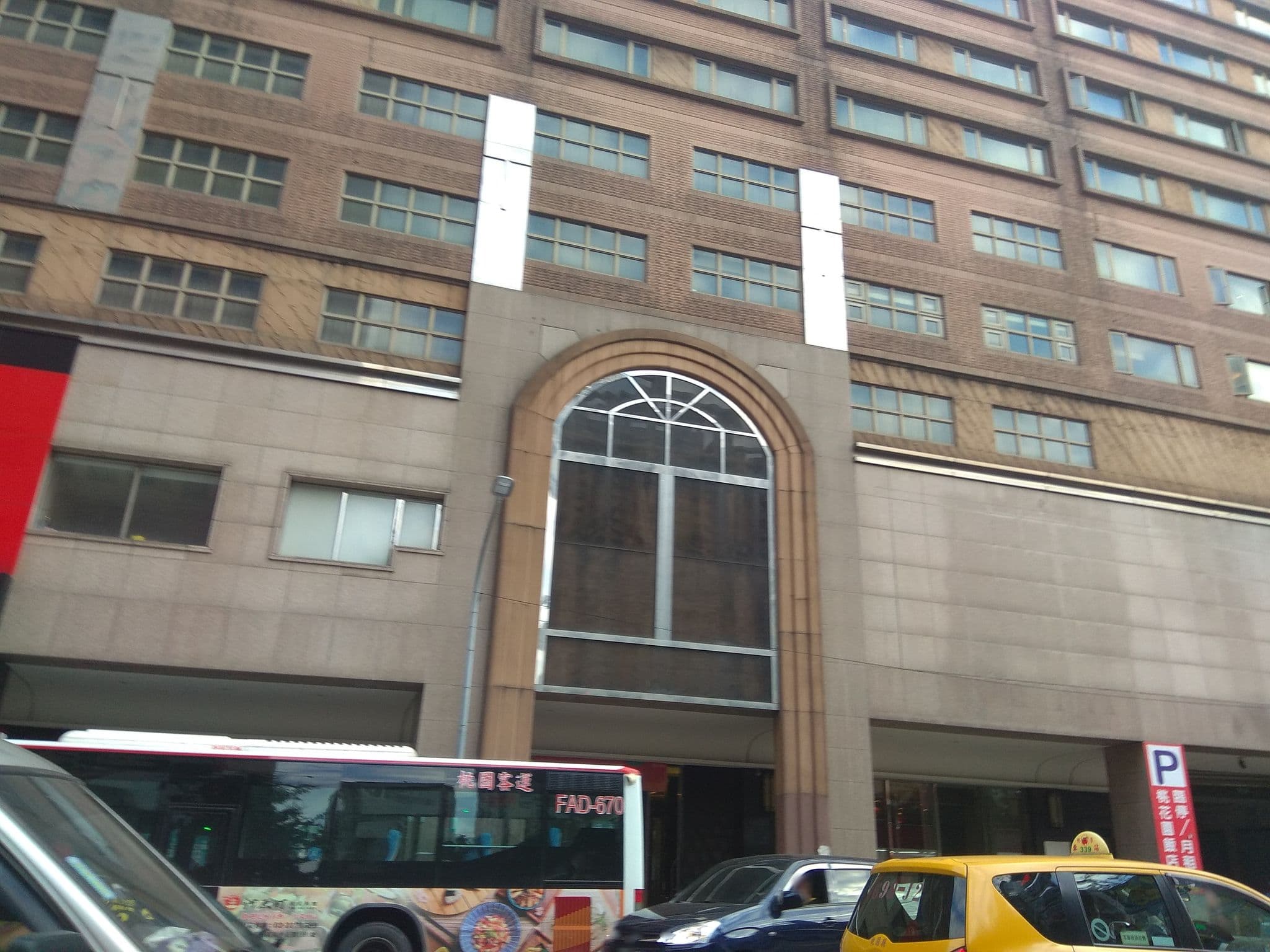 Street view near 南華大飯店, Taoyuan — © abcdeee (CC BY-SA · Mapillary)