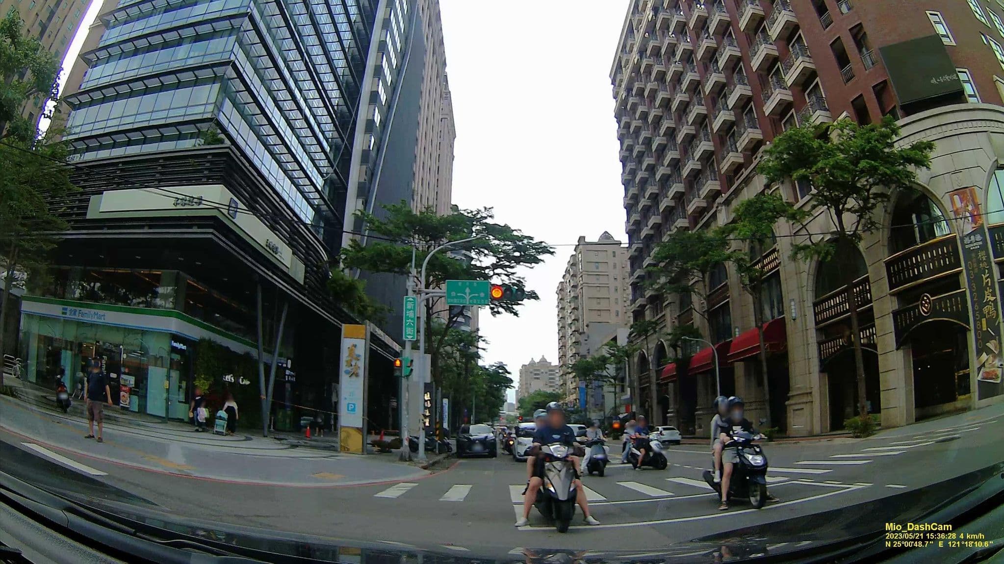 Street view near 桃園福容大飯店 Taoyuan Fullon Hotel, Taoyuan — © hcyen (CC BY-SA · Mapillary)