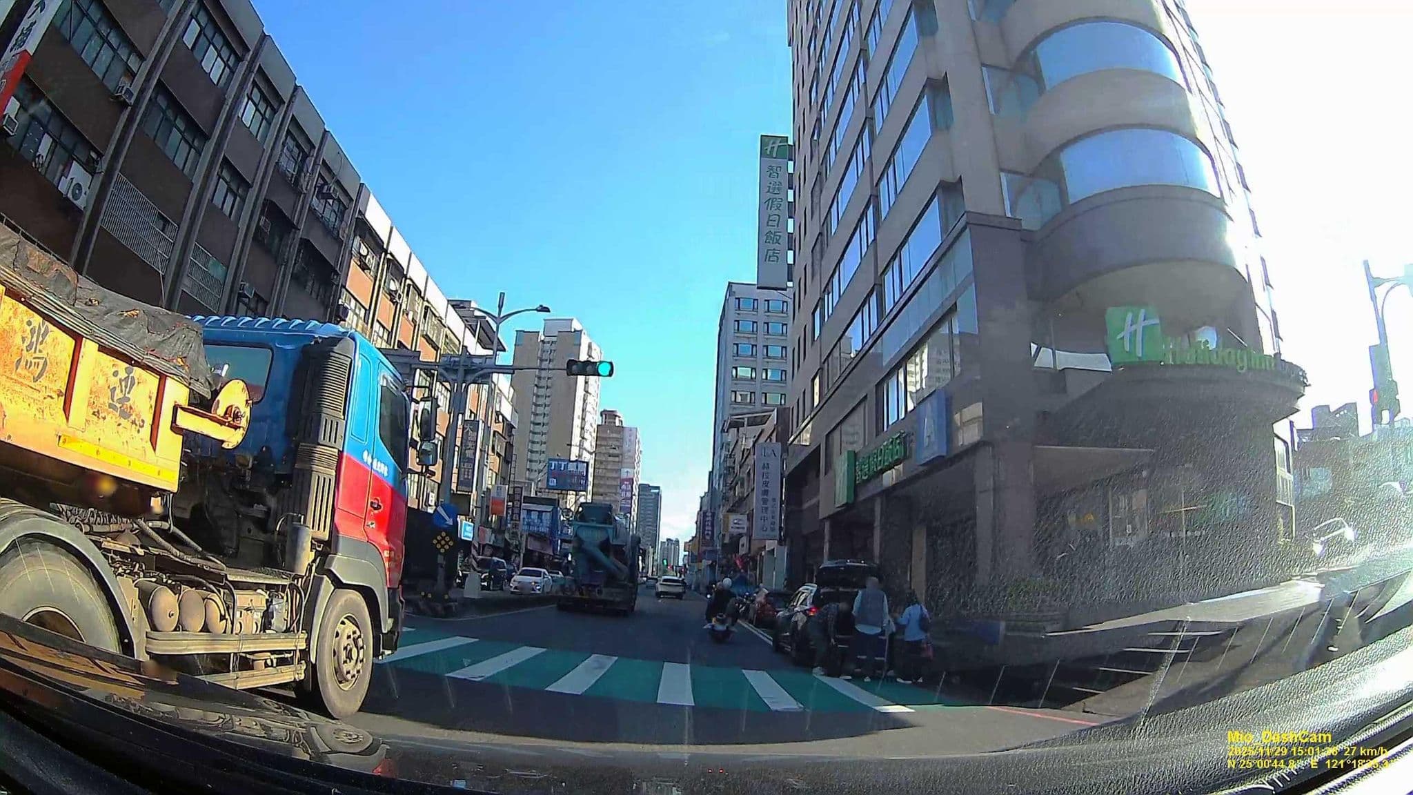 Street view near 桃園智選假日飯店, Taoyuan — © hcyen (CC BY-SA · Mapillary)
