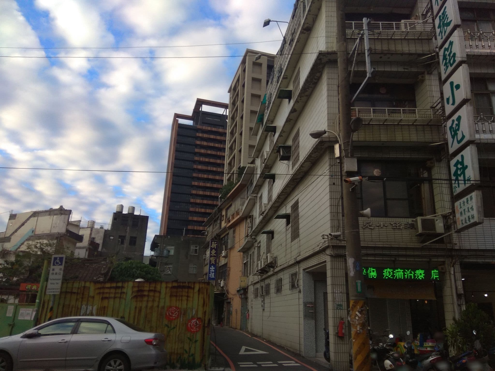 Street view near 東寶大旅社, Taoyuan — © abcdeee (CC BY-SA · Mapillary)