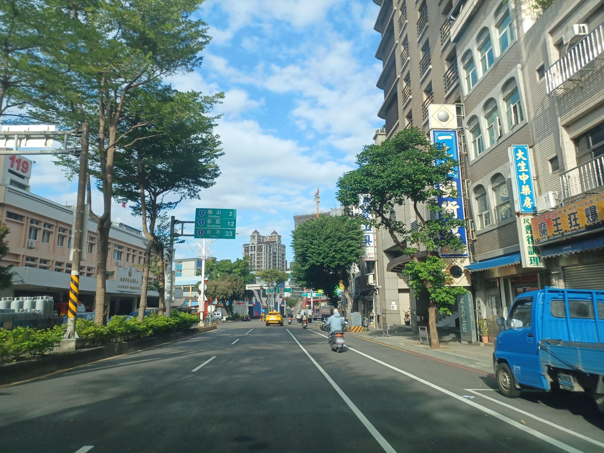 Street view near 蜜月世紀大飯店 Miyue Shiji Hotel, Taoyuan — © lisbethw1130 (CC BY-SA · Mapillary)