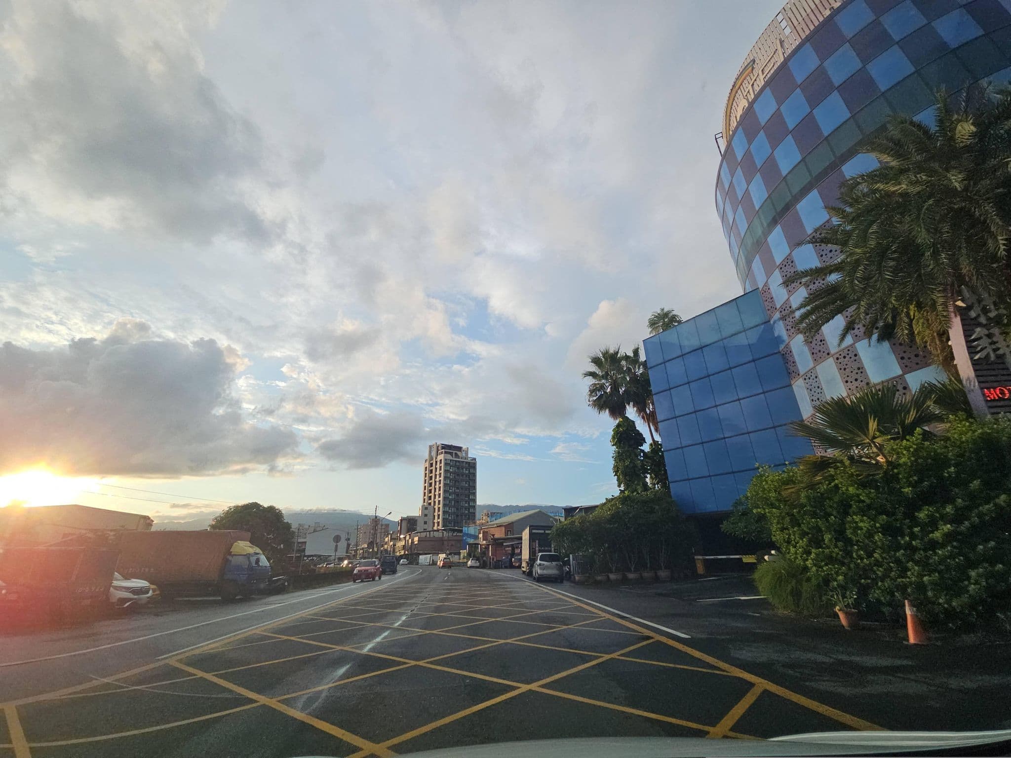 Street view near 杜拜時尚戀館 Dubai Motel, Yilan — © lisbethw1130 (CC BY-SA · Mapillary)